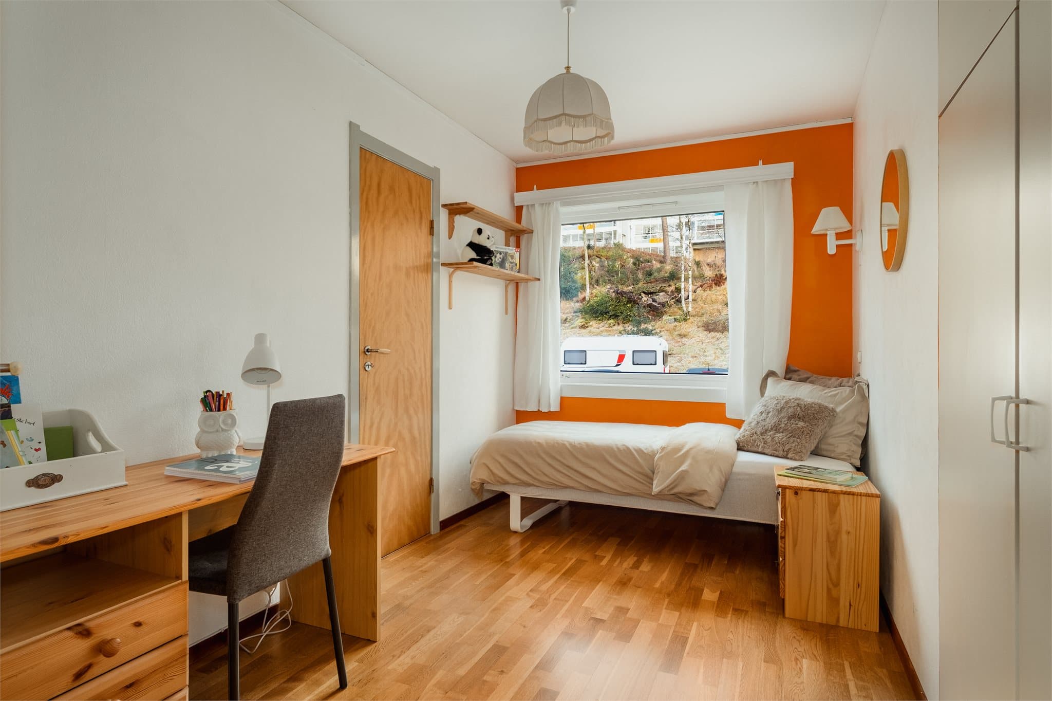 - Soverom 2 måler 9,8m² -