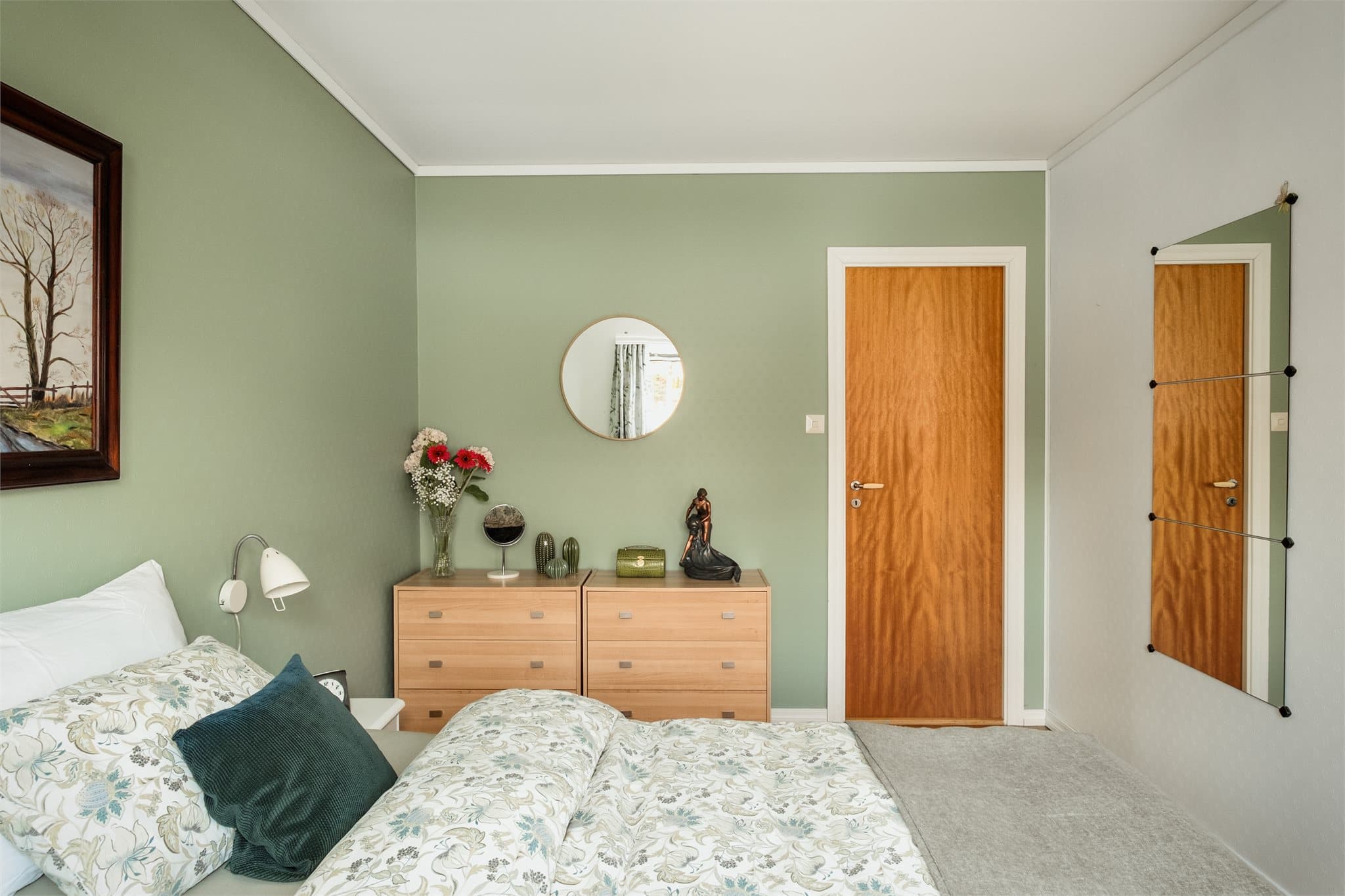 - God plass til dobbeltseng i ønsket størrelse og tilhørende møblement -