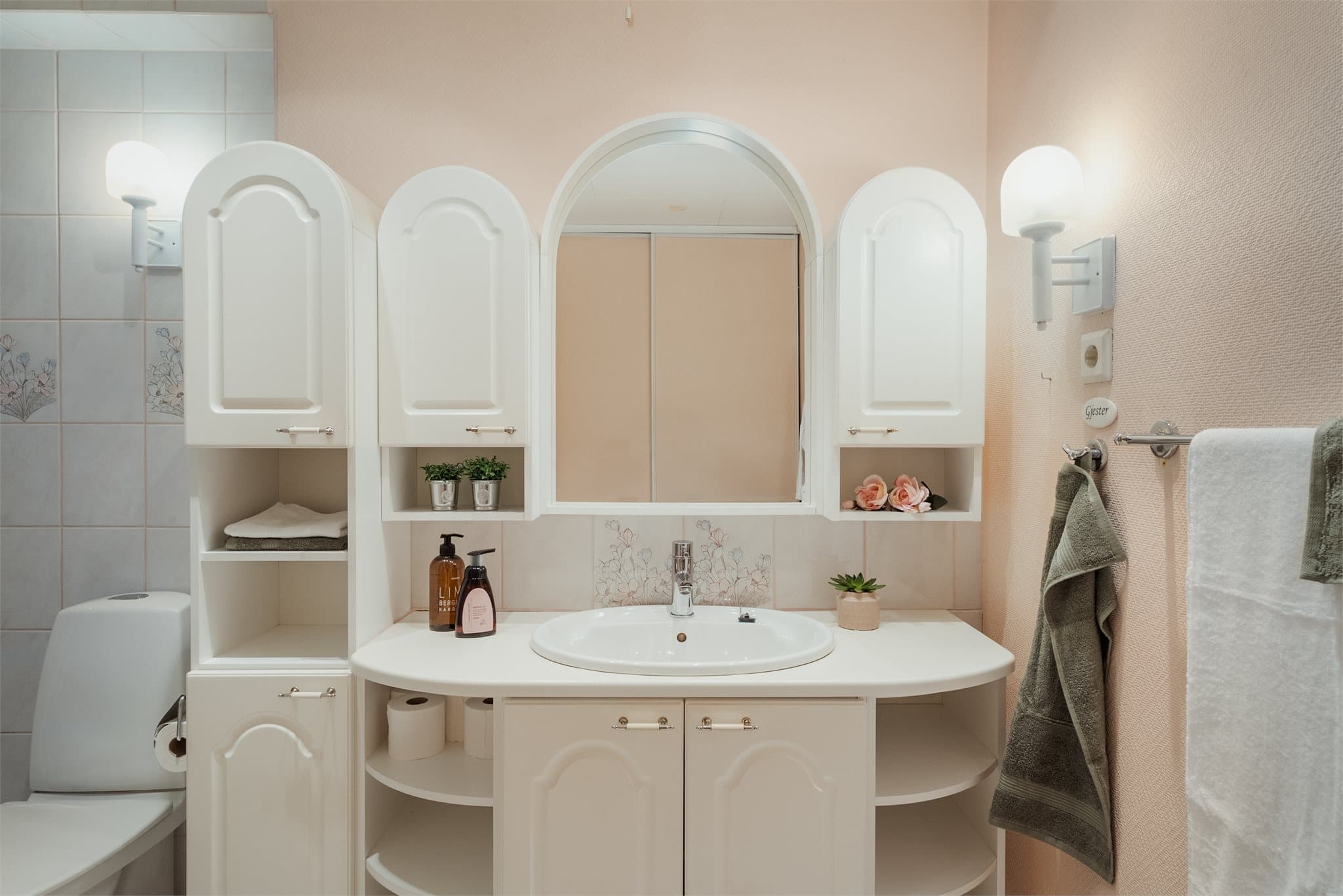 - Badet er innredet med heldekkende servant, toalett, dusjhjørne i glass og opplegg for vaskemaskin/tørketrommel -