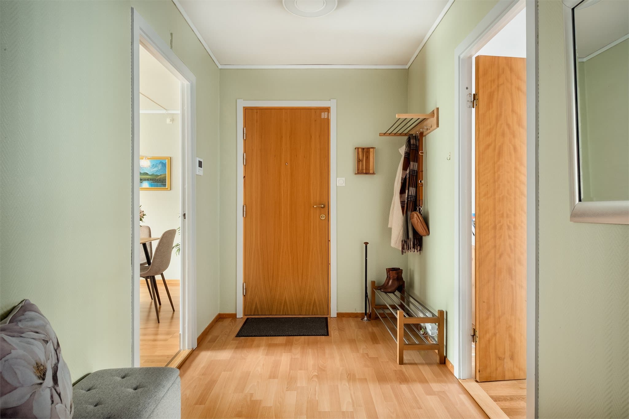 - Du blir ønsket velkommen hjem til en romslig entré som måler 7,6m² -