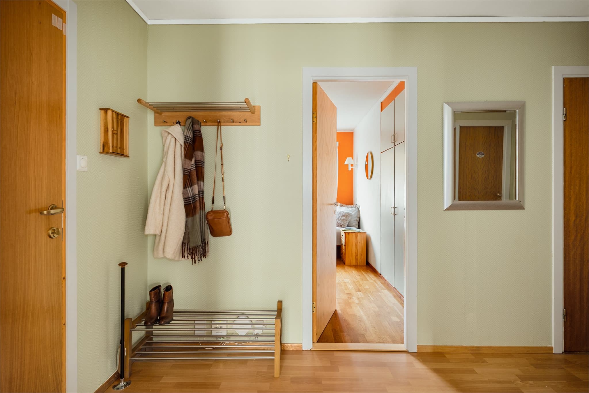 - Det er gode oppbevaringsmuligheter i innvendig bod på 2,6m² og ekstern bod på 1,7m² -