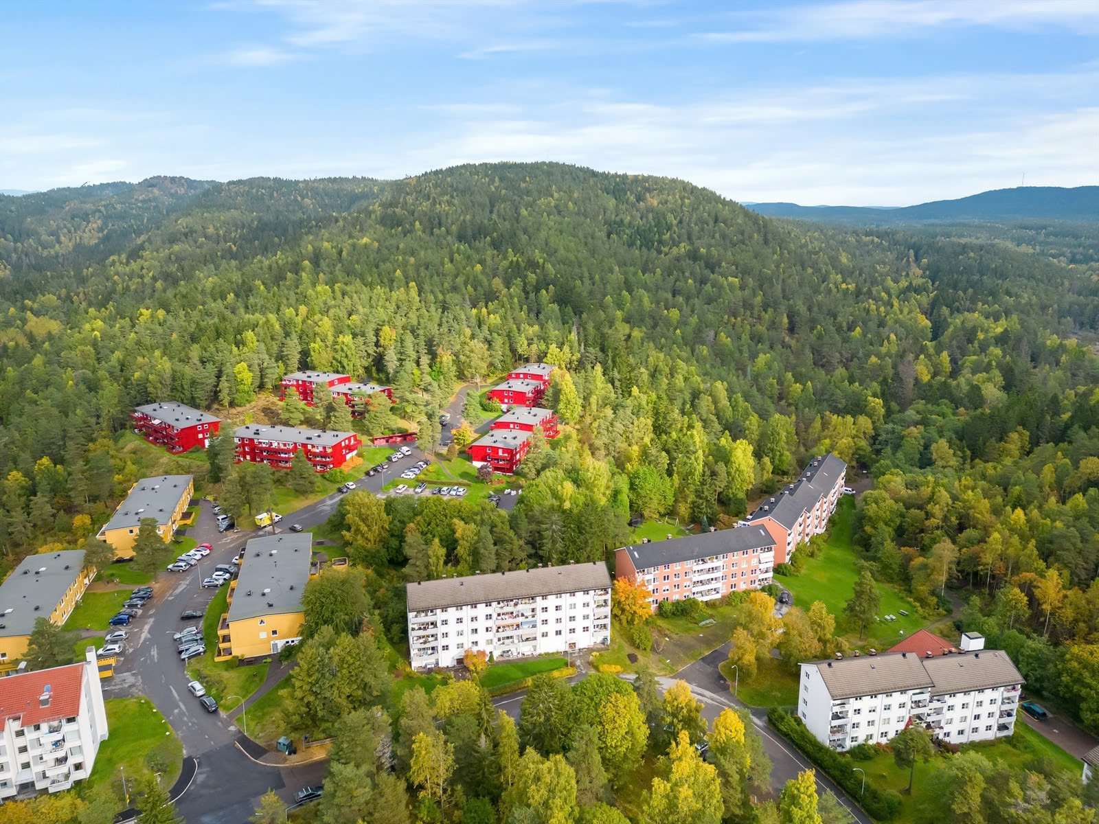 Boligen ligger i et boligområde på toppen av Tonsenhagen med umiddelbar nærhet til marka.
