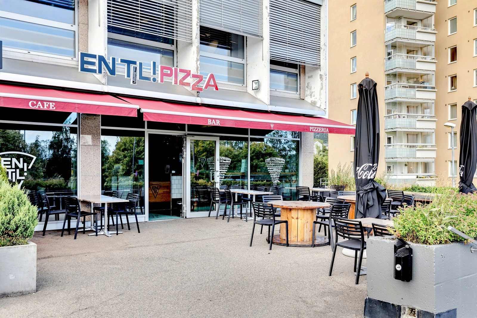 En Til Pizza ligger i gangavstand og er praktisk når du vil ha en rask og smaksrik middag.