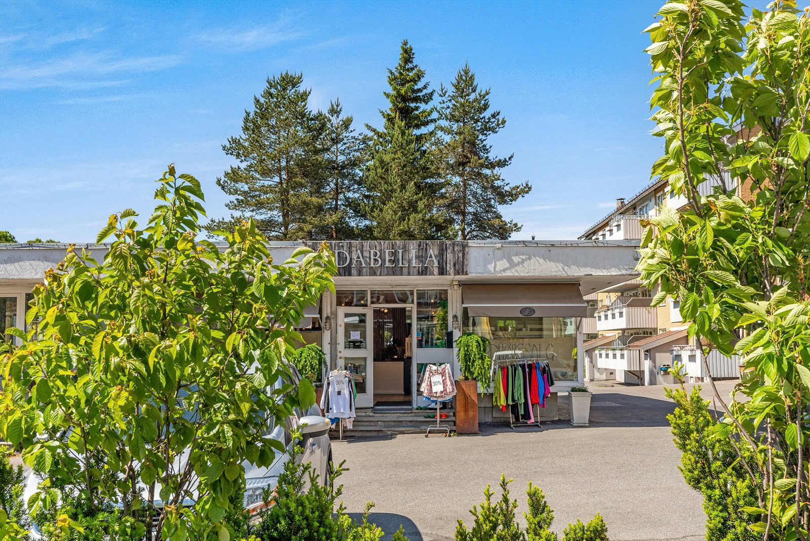 Da Bella er en hyggelig, lokal klesbutikk i nærområdet, kjent for god service og et fint utvalg av klær til både hverdag og litt finere anledninger. Mange i nabolaget handler her fast, og butikken bidrar til et levende og trivelig lokalmiljø.