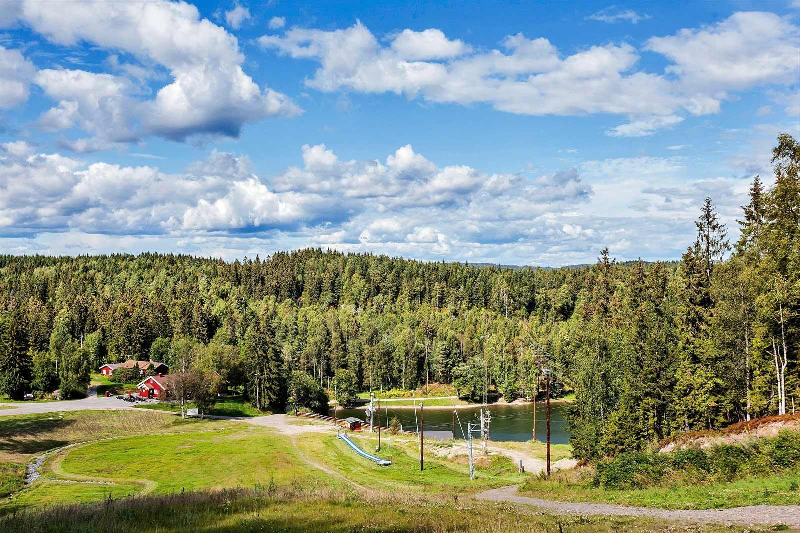 Grefsenkollen og Trollvann ligger i umiddelbar nærhet og byr på vakker natur, gode turmuligheter og helårsopplevelser.