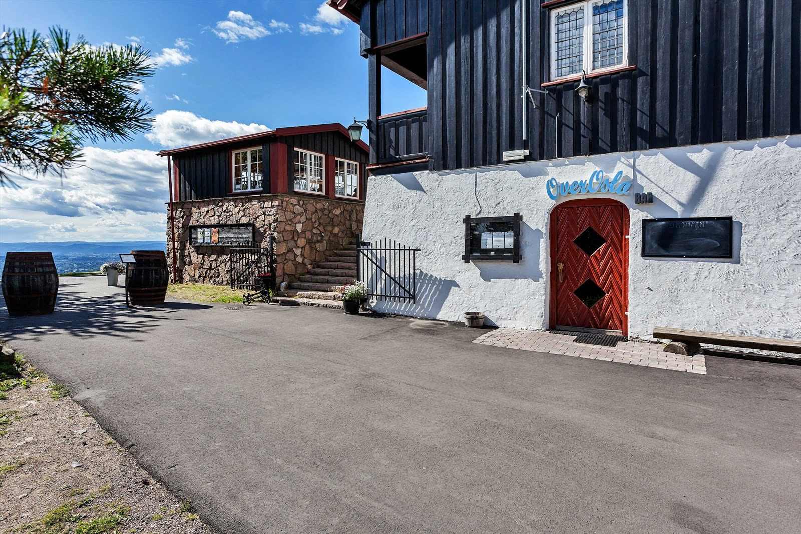 Grefsenkollen ligger i nærheten og er et populært turmål med fantastisk utsikt over Oslo og fjorden. Området byr på flotte turstier, naturopplevelser og en restaurant på toppen hvor mange tar turen for å nyte utsikten året rundt.