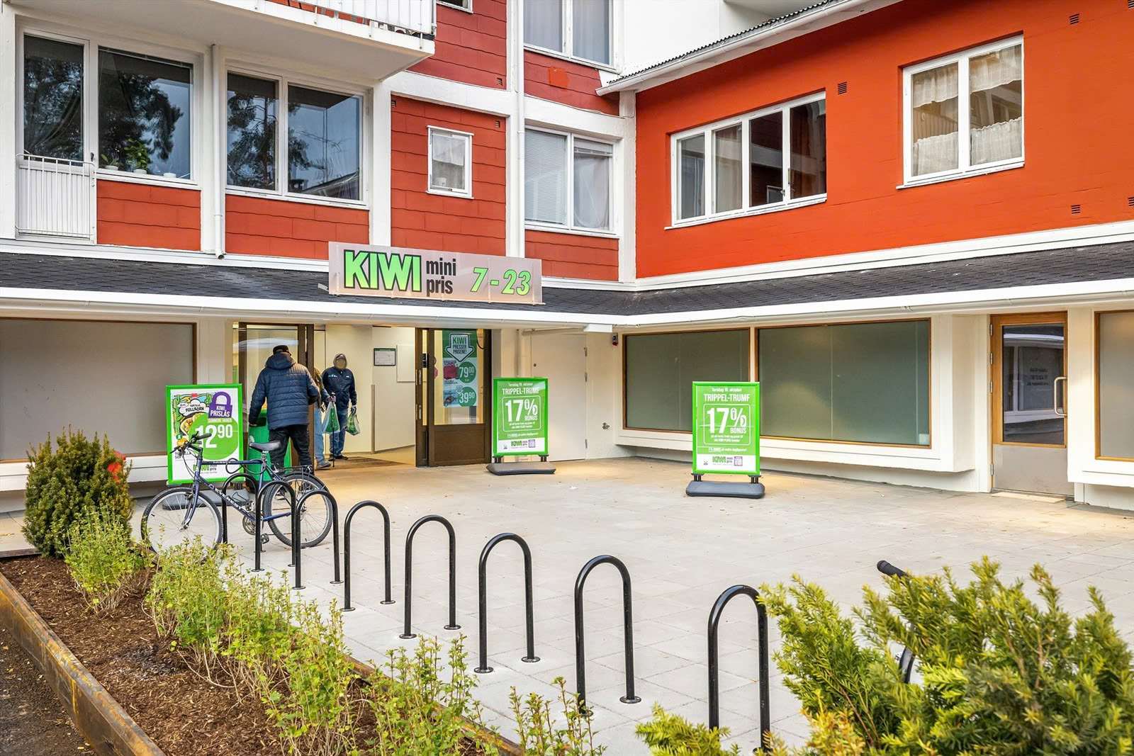 Kiwi på Tonsenhagen Torg ligger kun 3-4 min gange unna boligen Her finnes også apotek, kafé mm.