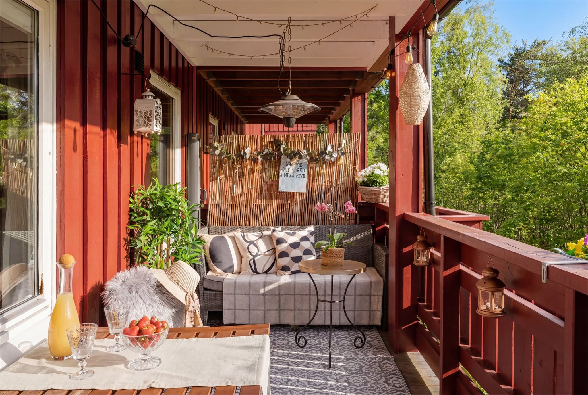 Verandaen er 10 m² med god plass til utemøbler.