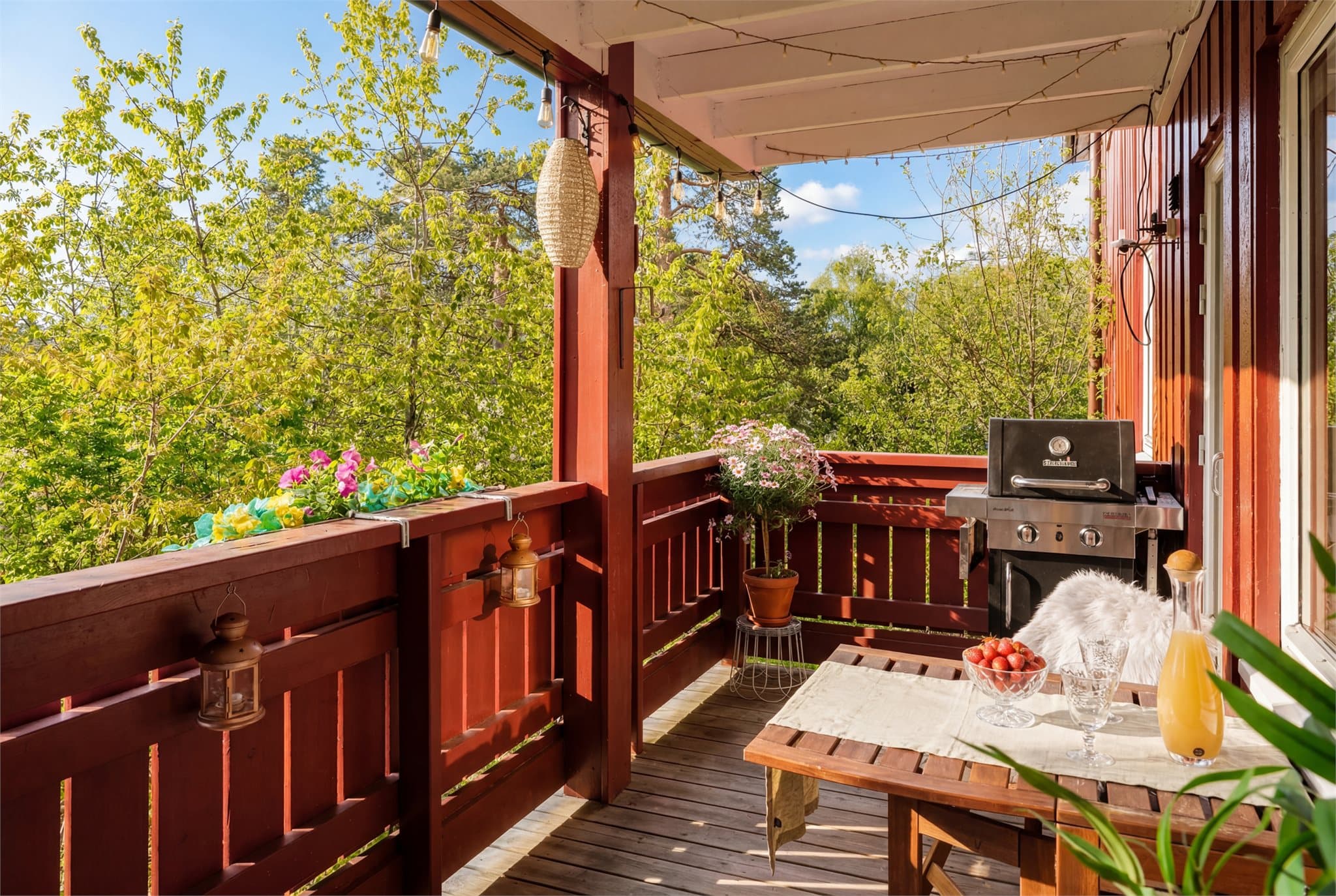 Verandaen vender ut mot skogen og ligger skjermet til uten innsyn eller særlig aktivitet utenfor. Her kan du nyte rolige omgivelser og stor grad av privatliv.