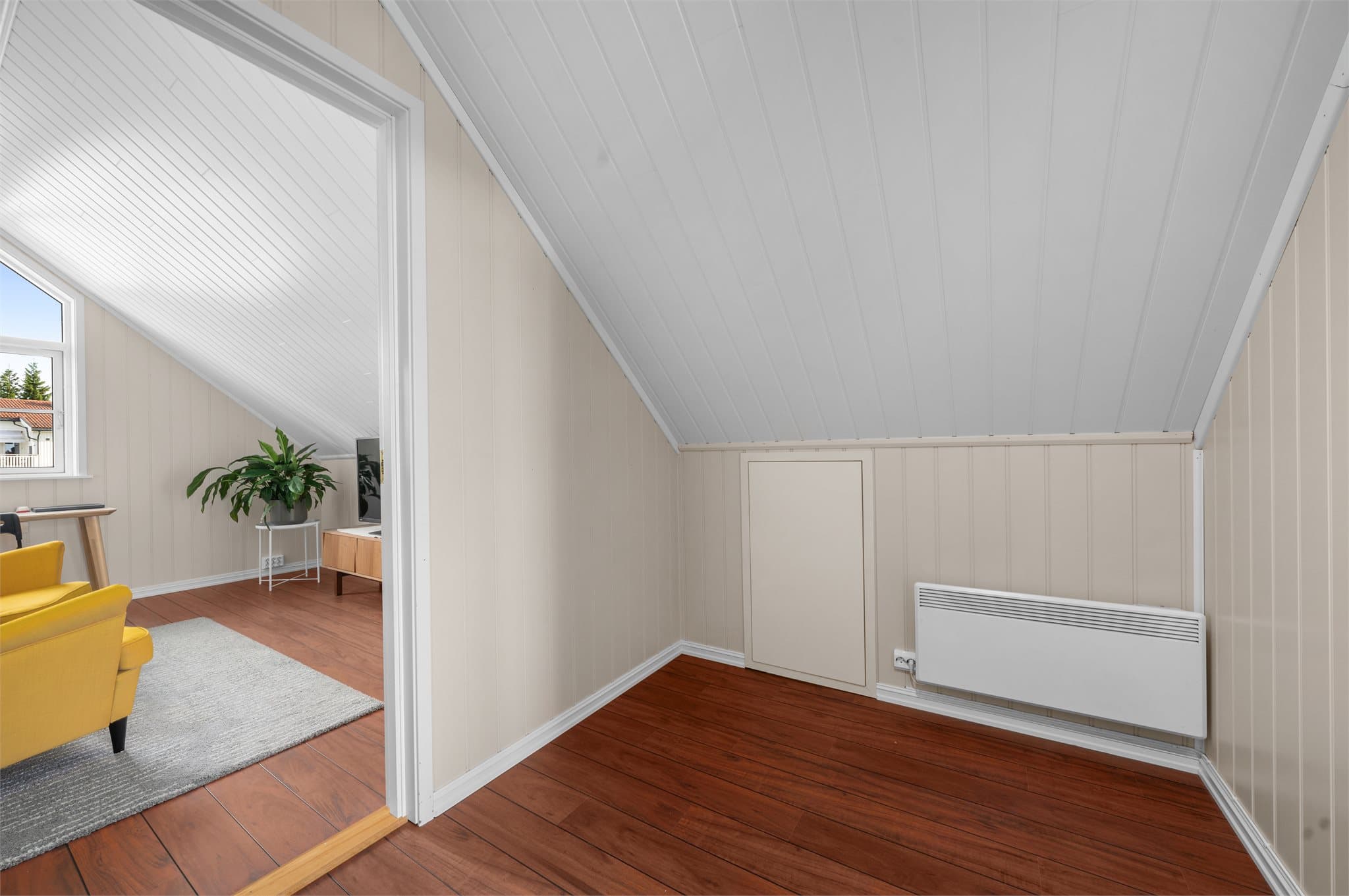 Loftetasjen har godt med lagringsplass i kneboder.