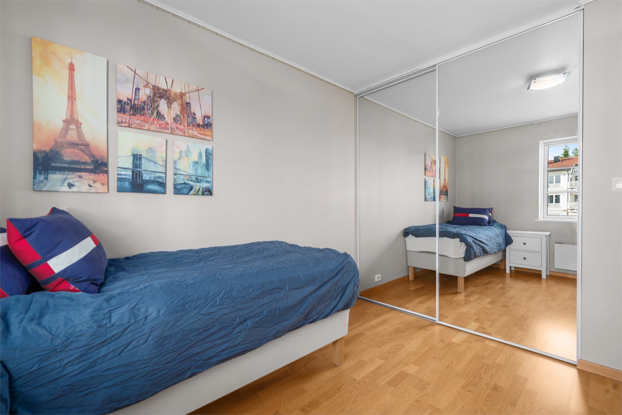Soverom 2 med skyvedørsgarderobe.