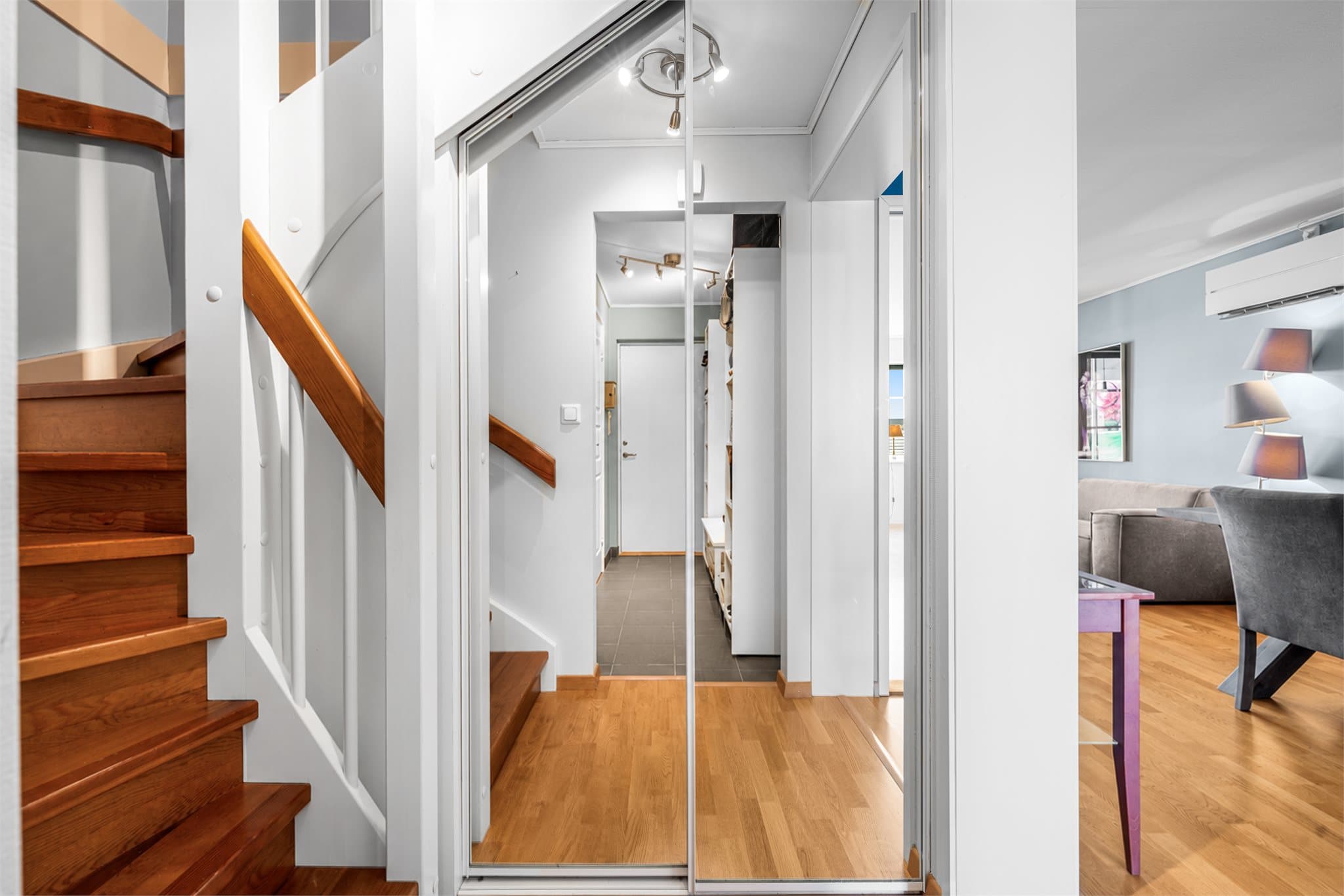 I mellomgangen er det satt inn skyvedører med speilfronter. Det er lagring under trapp.