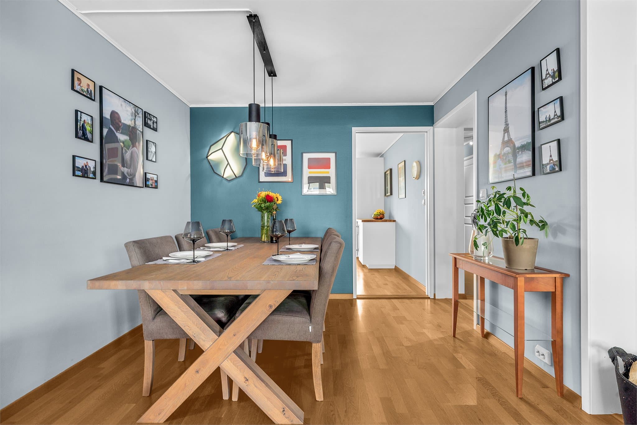 Fra kjøkkenet har man adkomst til stuen. Her er det god plass til spisegruppe.