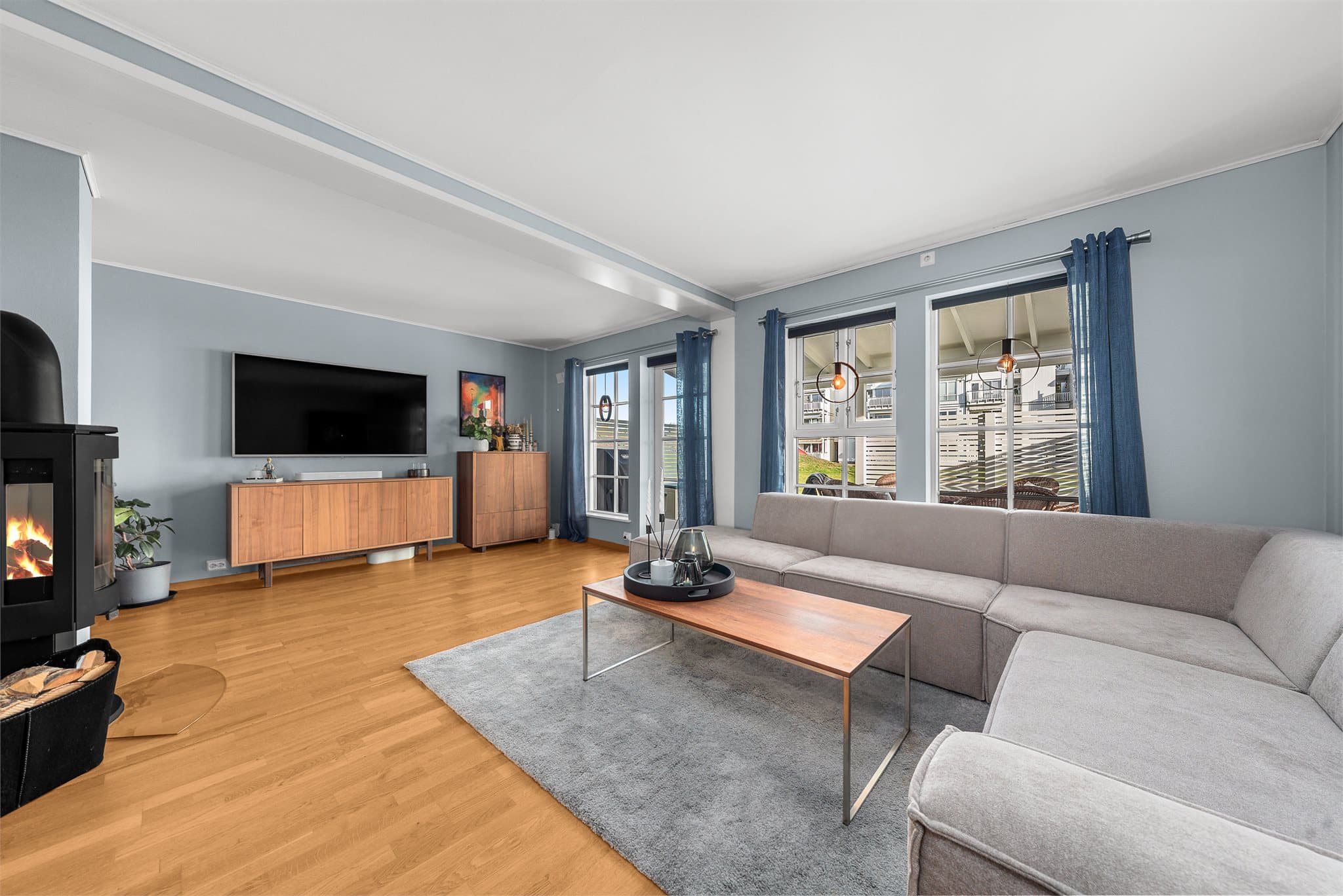 Rommet for godt med lysinnslipp og det er utgang til overbygd terrasse.