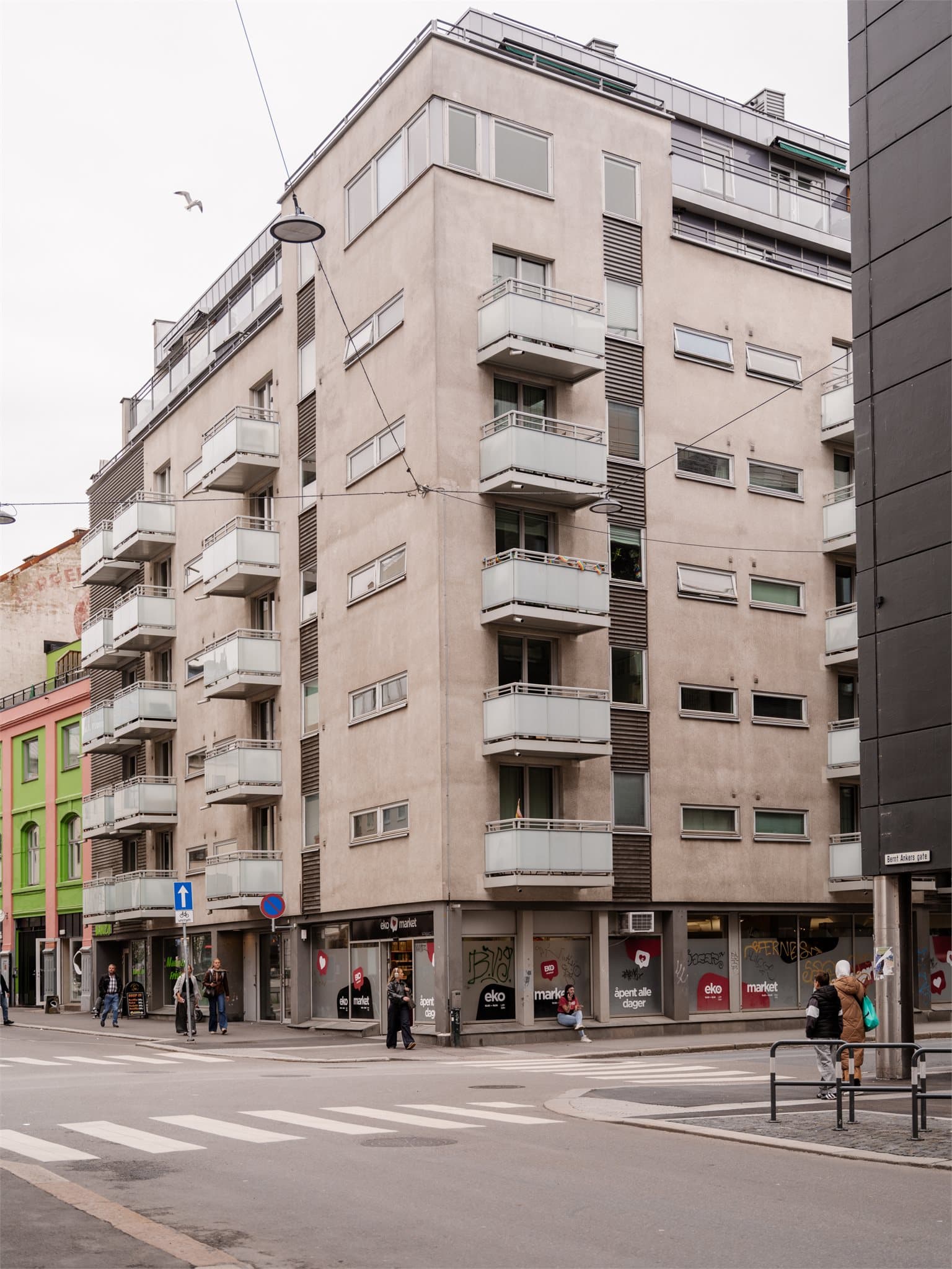 Leiligheten har en meget sentral beliggenhet midt i Oslo sentrum, med et omfattende tilbud av butikker, serveringssteder, kultur og servicetjenester like utenfor døren.