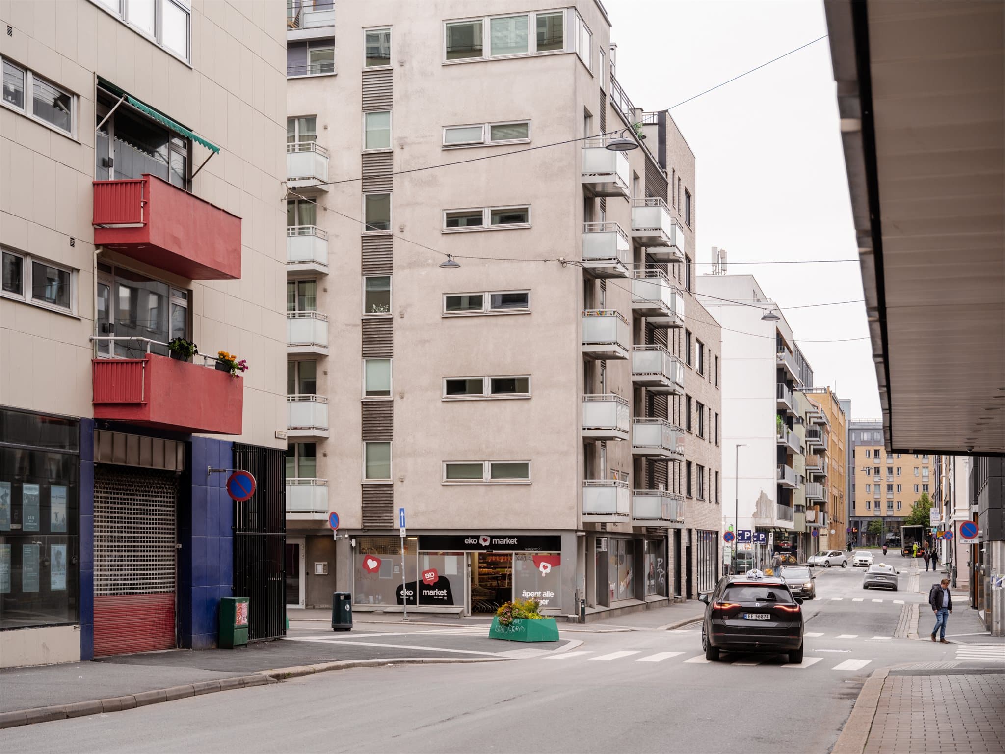 Her ligger det meste byen har å by på innen komfortabel gangavstand, noe som gjør beliggenheten særlig attraktiv for den som ønsker en urban og enkel hverdag.