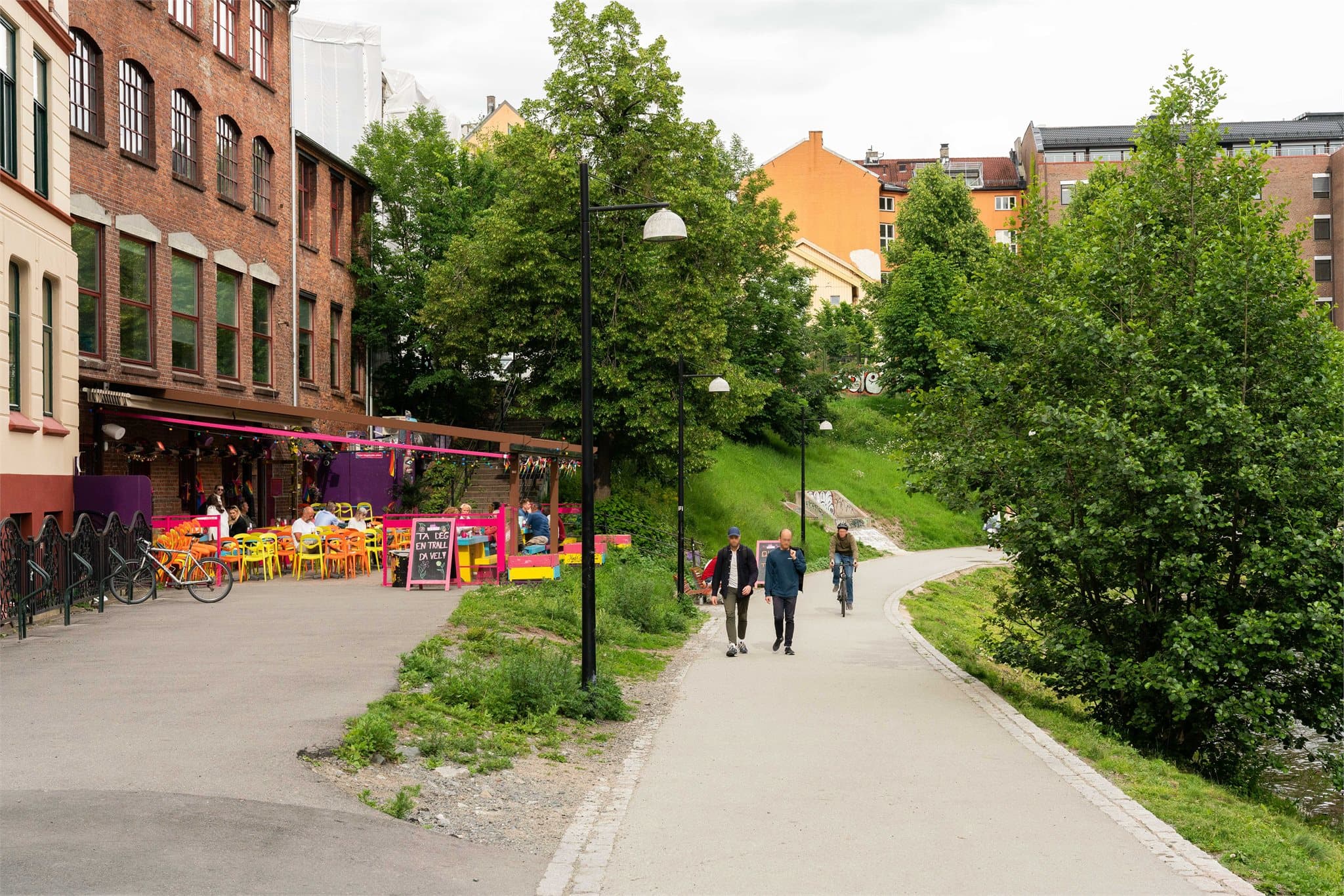 Elvepromenaden langs Akerselva byr på grønne omgivelser og hyggelige møteplasser.