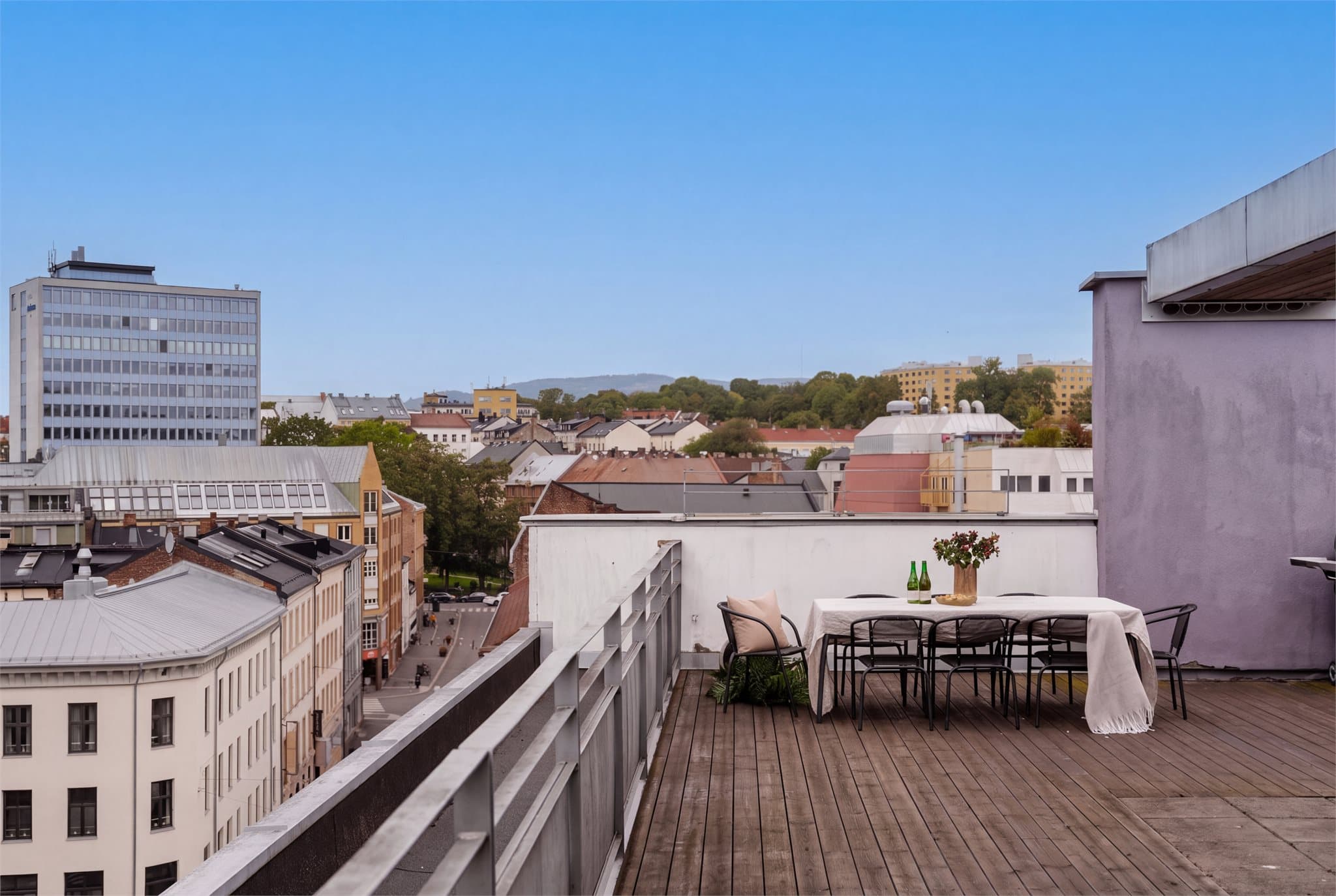 Felles takterrasse på bygget med opparbeidede sittegrupper og flott utsyn over byen.