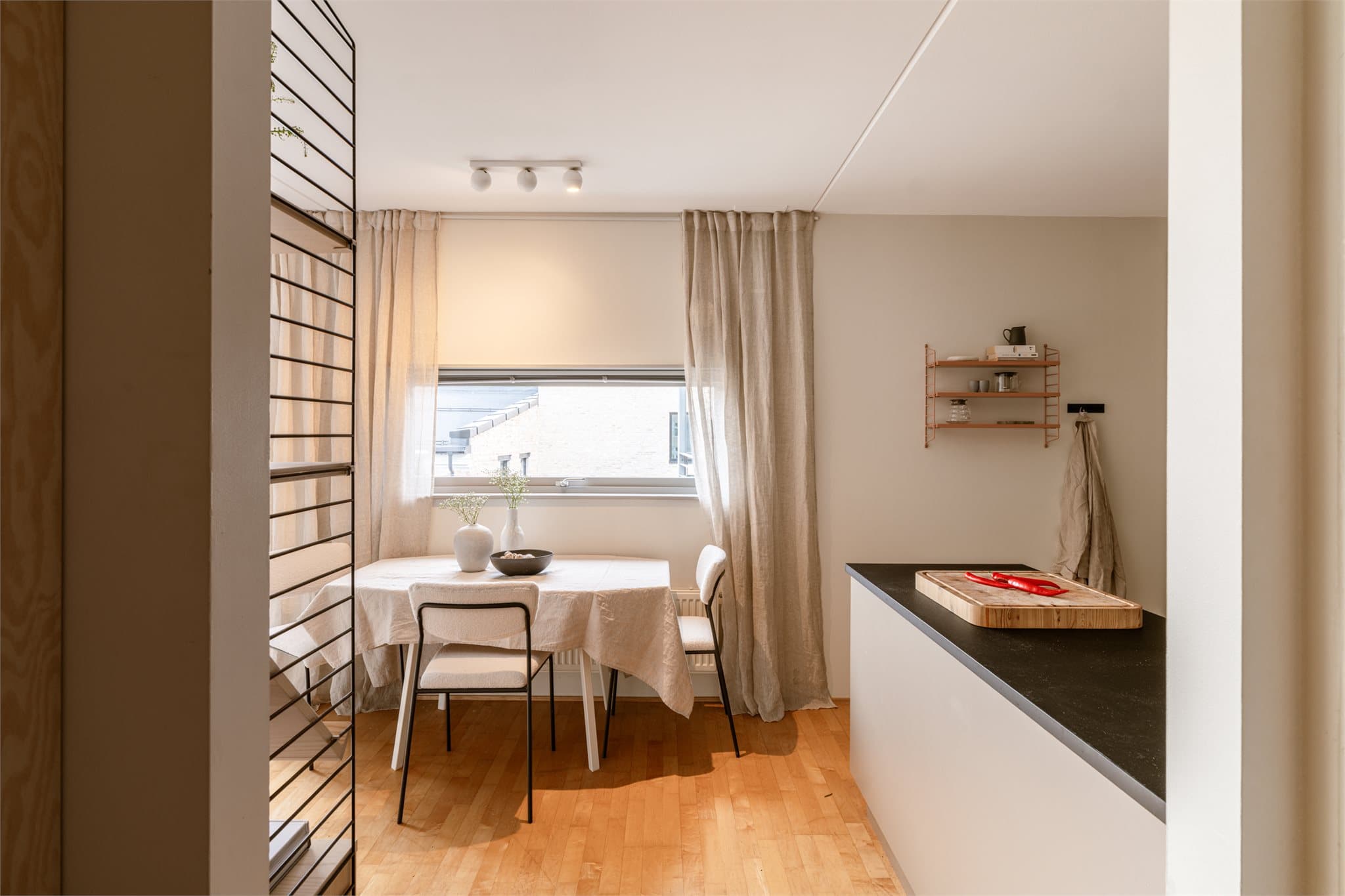Fra entréen er det direkte adkomst til badet og videre inn i det åpne, lyse og flotte oppholdsrommet.
