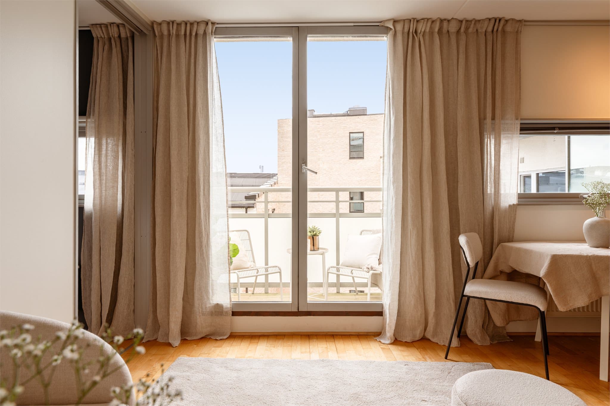 Fra oppholdsrommet er det utgang til en nordøstvendt balkong på ca. 2 m², oppført i 2018.