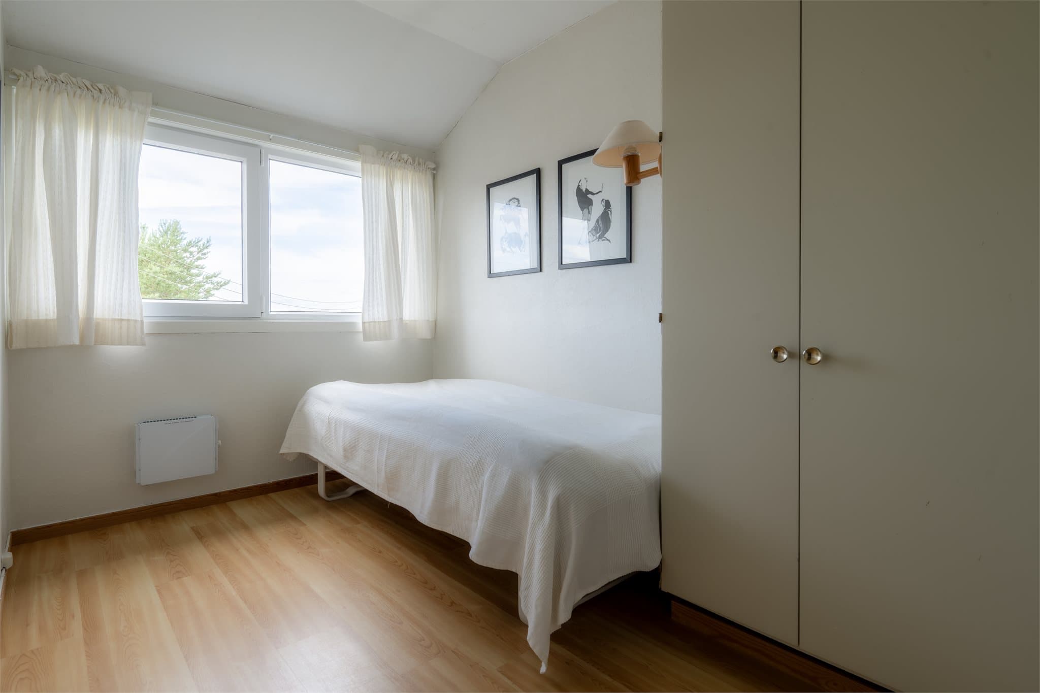 Soverom 3 - Et koselig og innbydende soverom med fast garderobeskap og fint lysinnslipp. Perfekt som barnerom, gjesterom eller et lunt arbeidsrom.