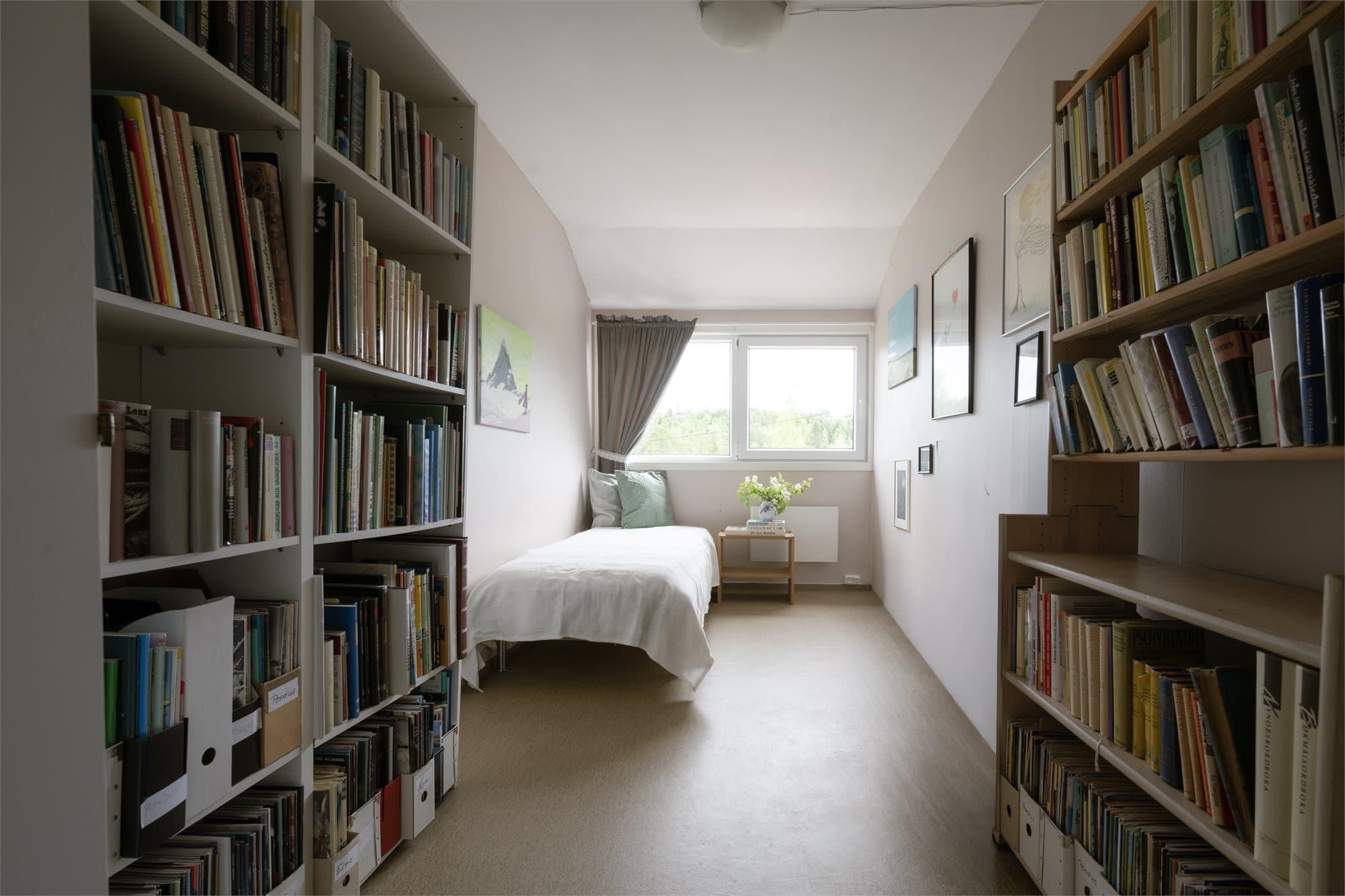 Et sjarmerende rom med en helt spesiell stemning. Bokhyllene gir karakter og gjør rommet perfekt som bibliotek, kontor eller et fredelig soverom for den leseinteresserte.