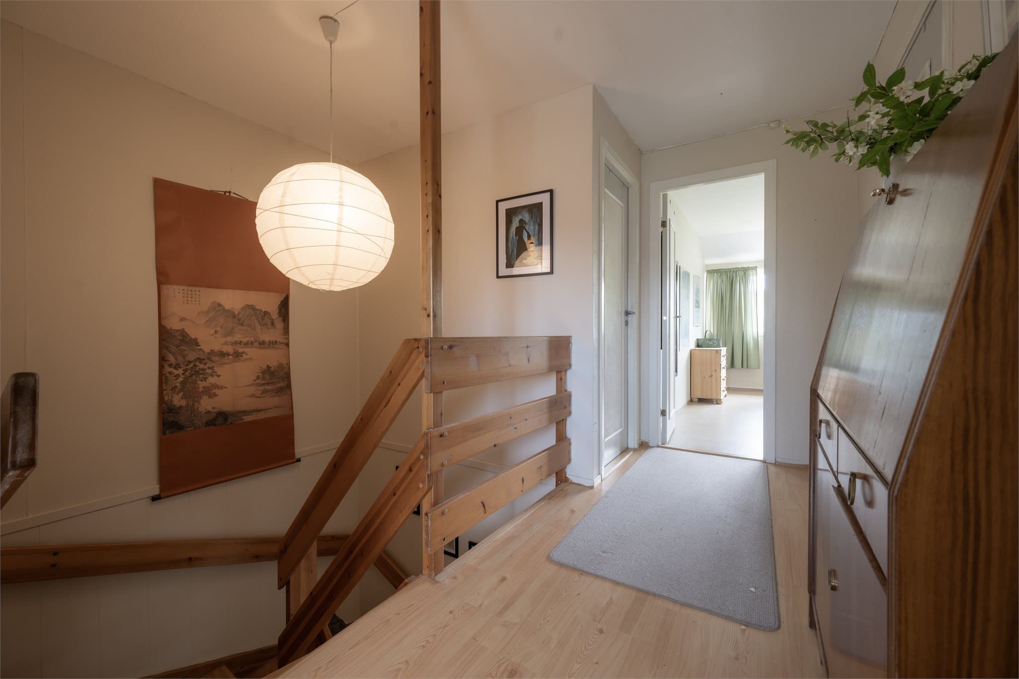 Den trivelige trappegangen med lyse overflater og detaljer i tre gir en varm velkomst til andre etasje, hvor fire romslige soverom, bad og praktisk oppbevaring ligger samlet.