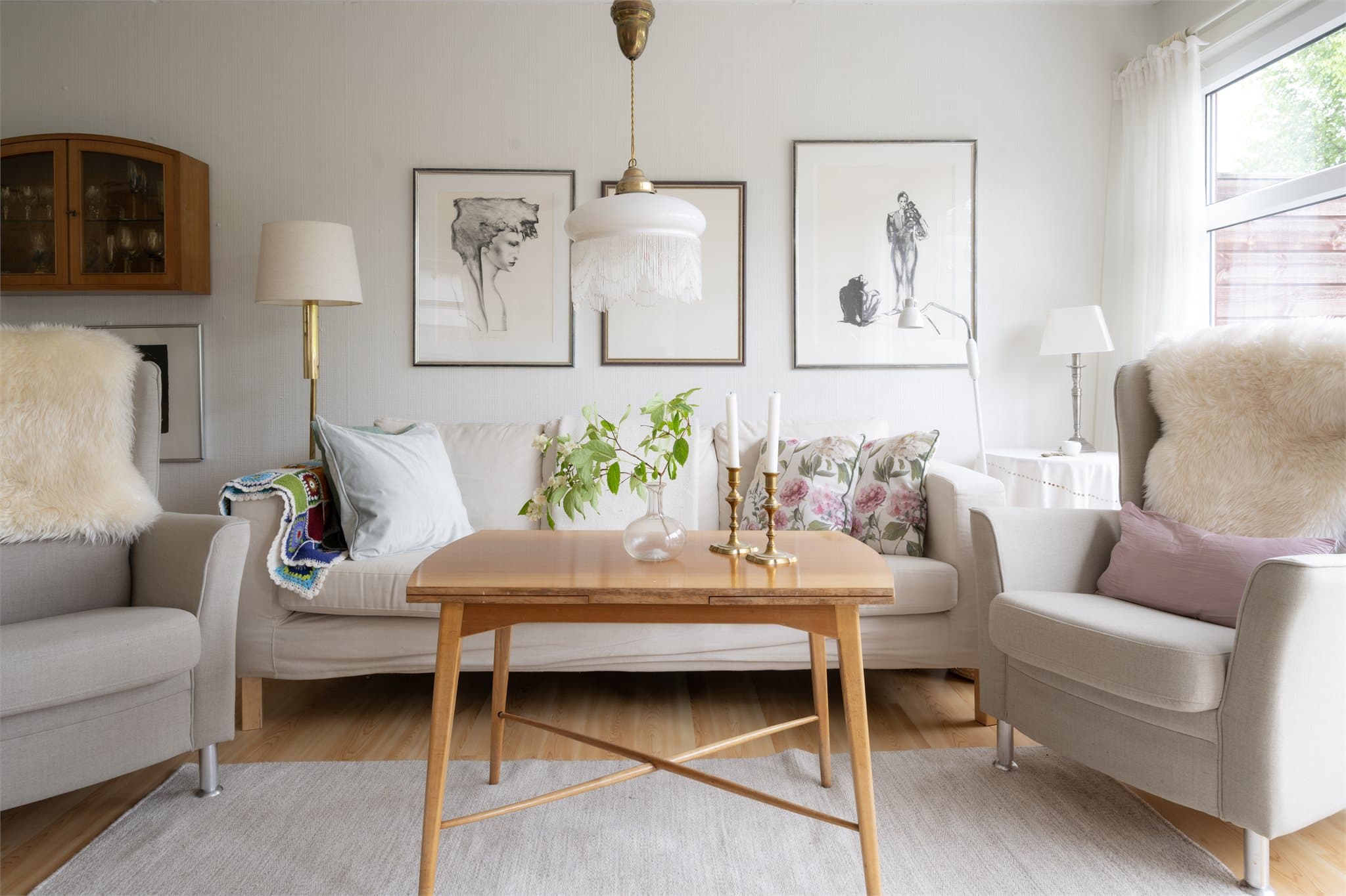 Her er det god plass til både sofagruppe og spisebord – et naturlig samlingspunkt for både hverdag og høytid.