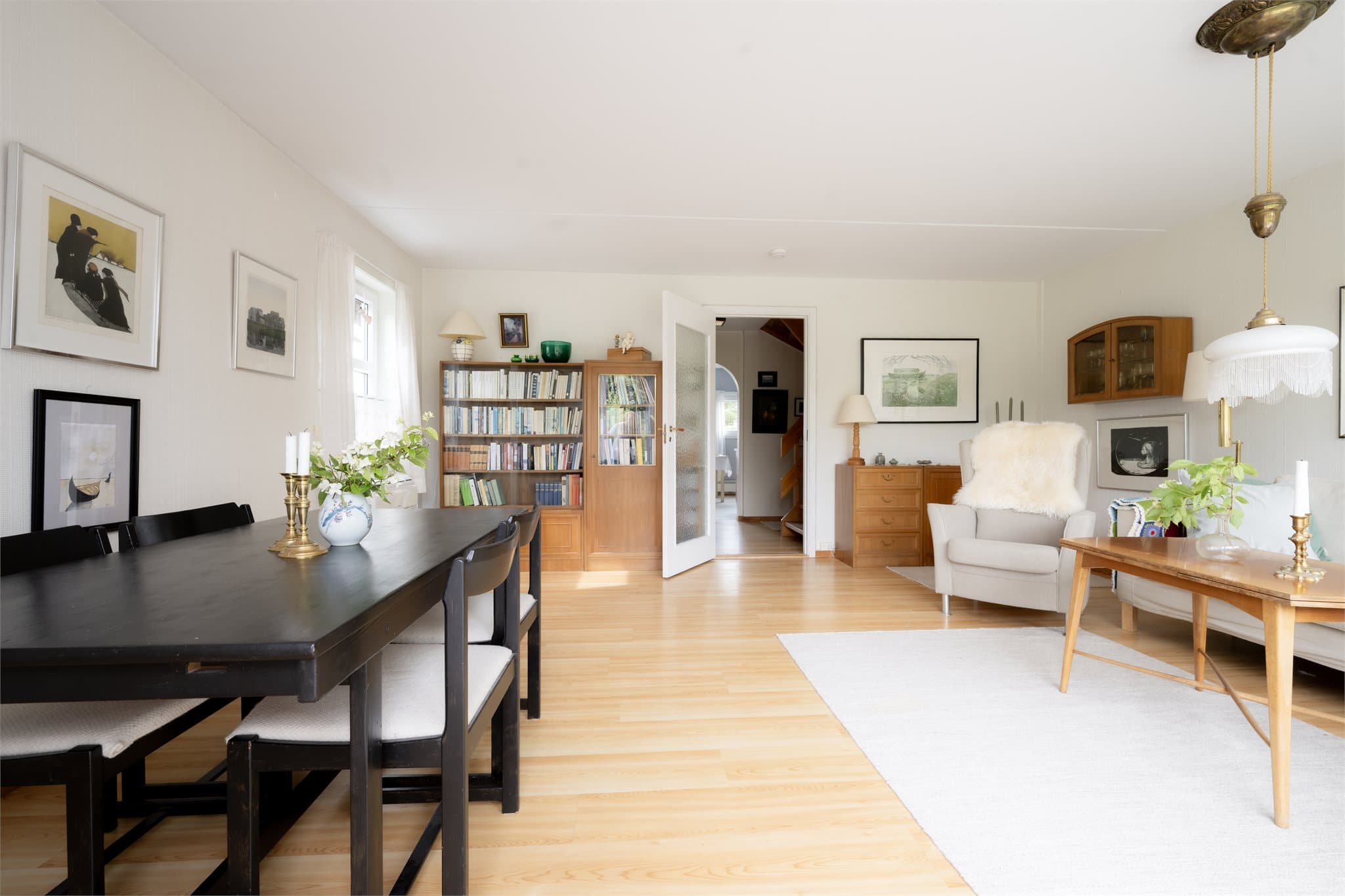 Spiseplassen har en hyggelig beliggenhet ved vinduene og gir en fin ramme for både hverdagsmåltider og lange middager med familie og venner.