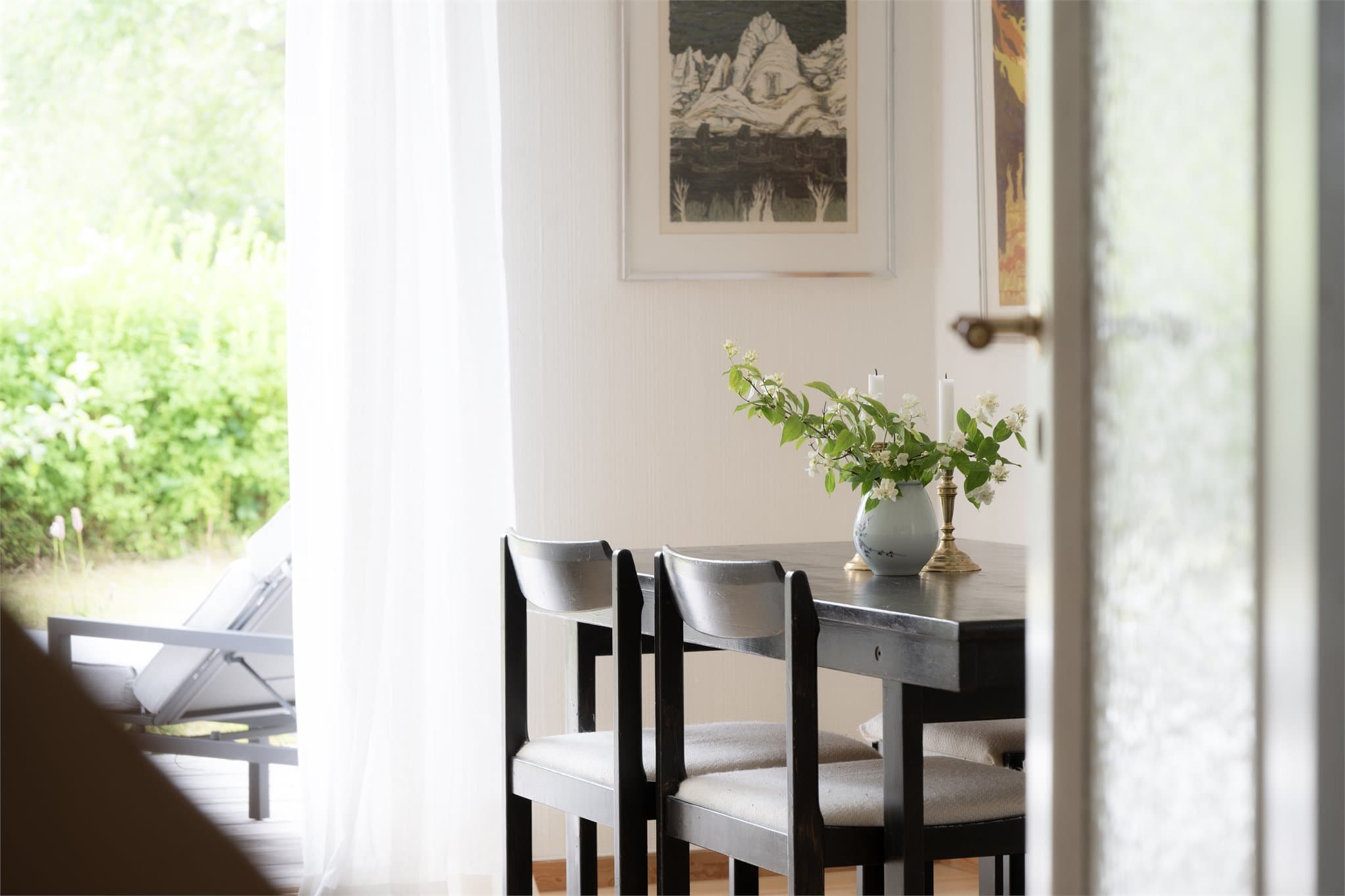Her er det enkelt å se for seg lange sommerdager med terrassedøren åpen og hagen som en naturlig forlengelse av stuen.