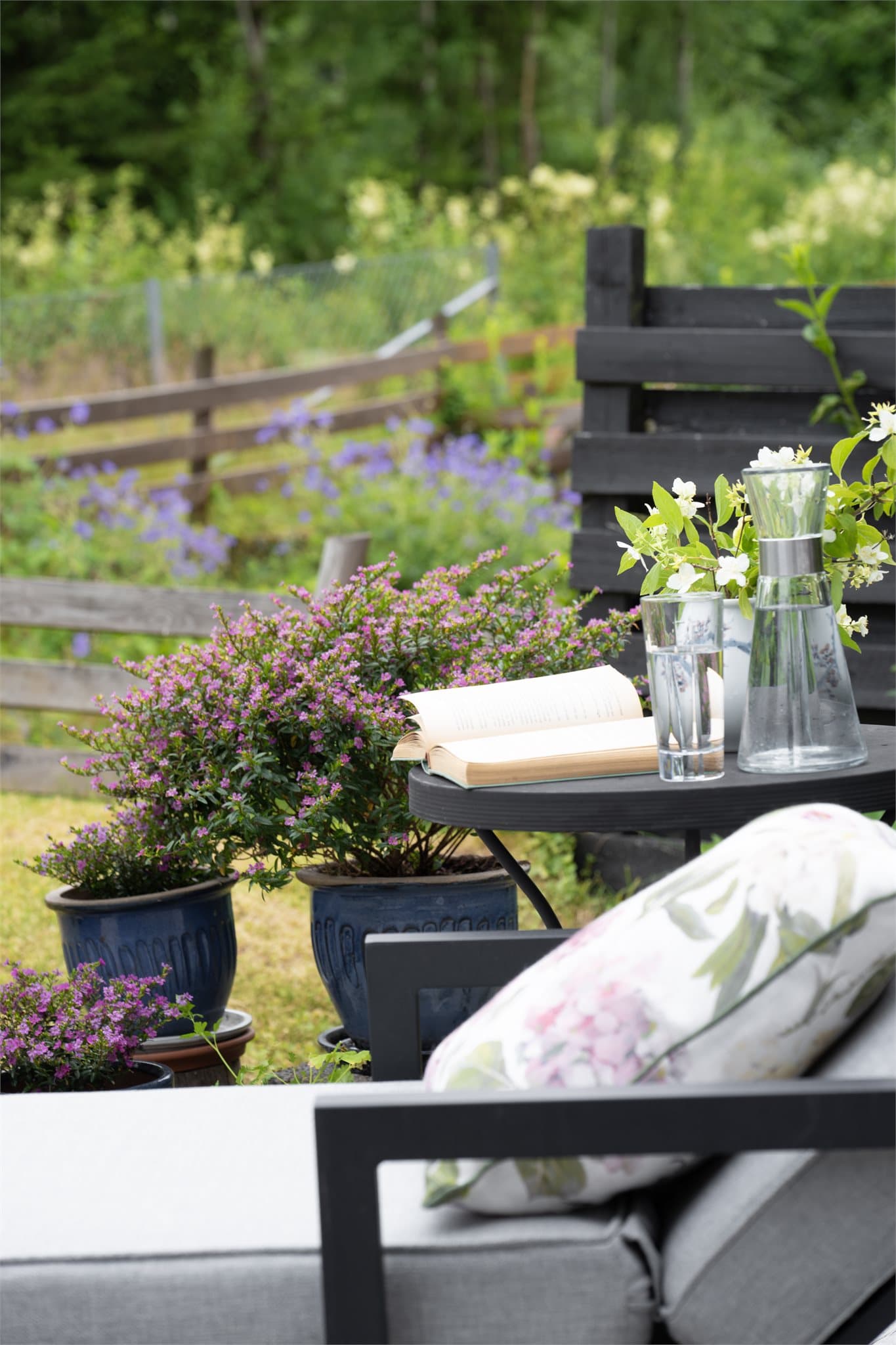 Skjermede og solrike uteplasser innbyr til rolige morgenstunder med kaffekoppen og lange sommerdager i solen. Grønne omgivelser og frodig beplantning skaper en lun og trivelig atmosfære rundt terrassen.