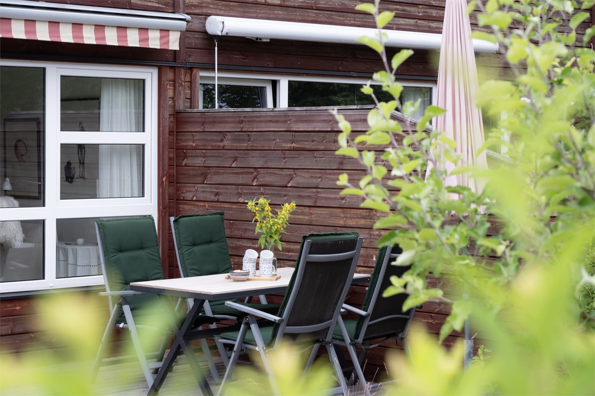 Fra terrassen har du utsyn mot grønne omgivelser og en skjermet hage som innbyr til både lek, hagearbeid og rolige stunder i solen. Her får du en fin kombinasjon av privatliv og nærhet til naturen.