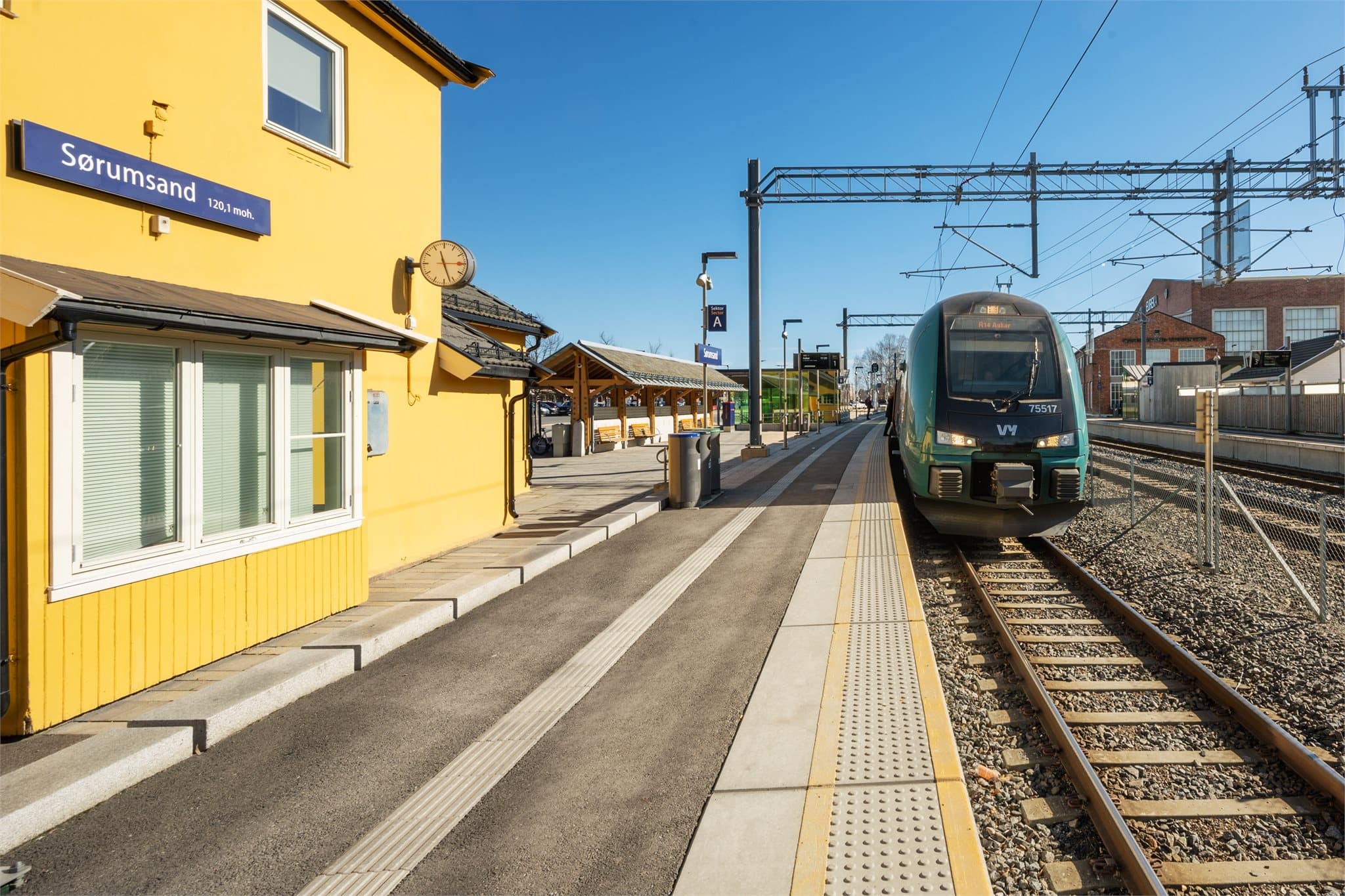 Fra boligen er det kort vei til Sørumsand sentrum med et godt utvalg av servicetilbud. Sørumsand stasjon ligger rundt 1 km unna (ca. 10–15 minutters gange), og herfra går det tog på Kongsvingerbanen med én avgang i timen mot Oslo S.