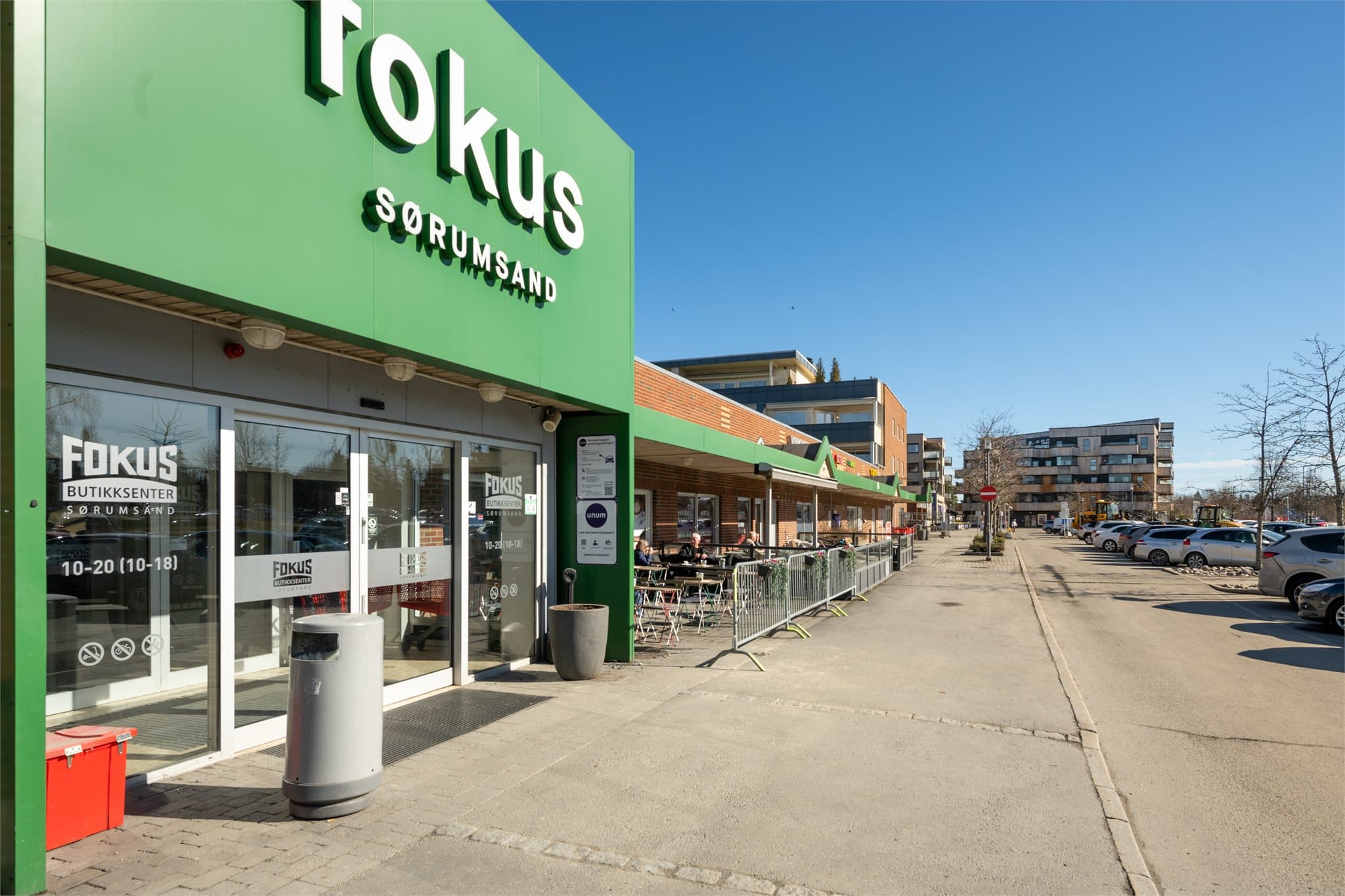 Like ved stasjonen finner du Fokus Sørumsand, et moderne butikksenter med blant annet dagligvare, apotek, klesbutikker, interiør, frisør, serveringssteder og flere andre servicetilbud.