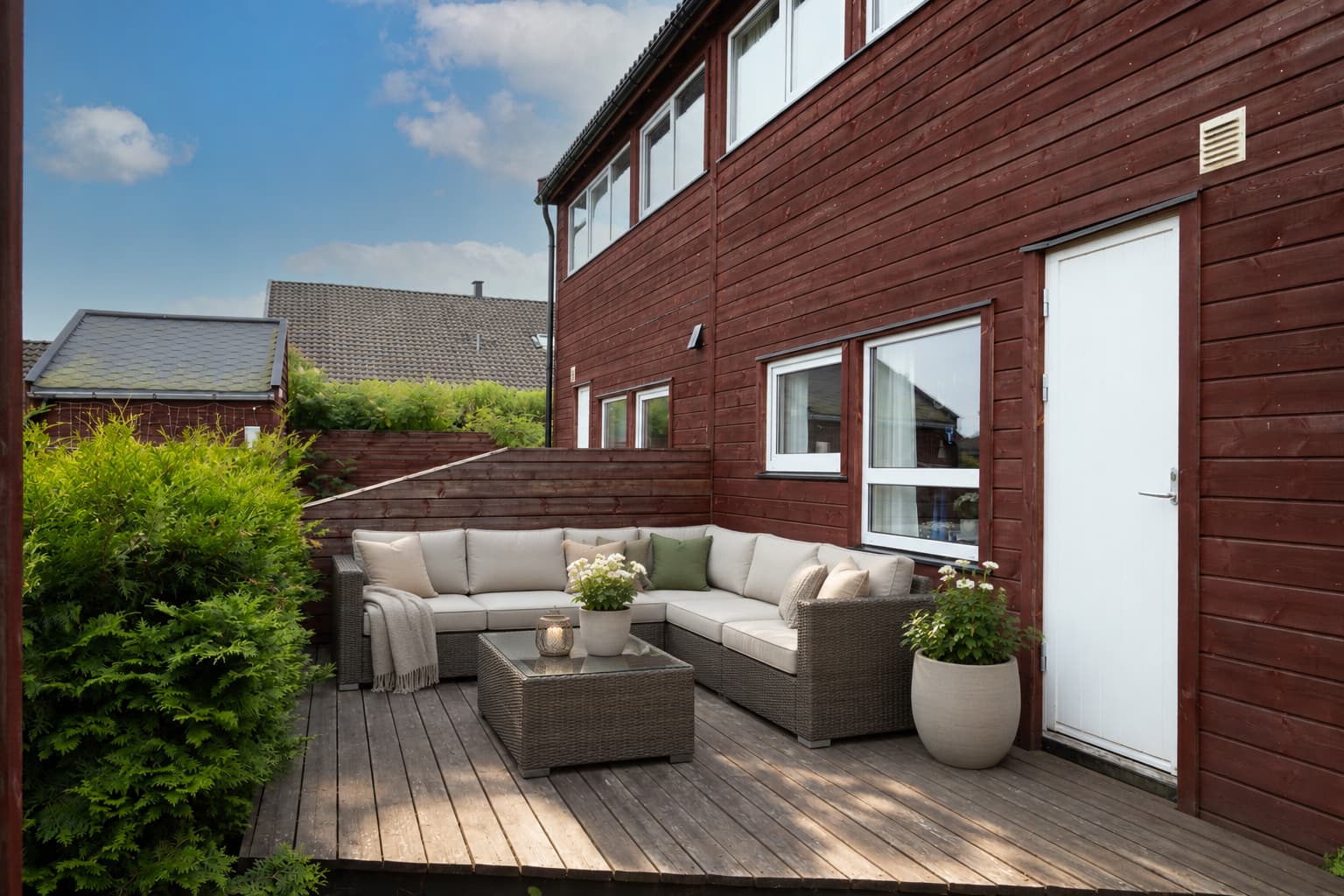 En skjermet og innbydende markterrasse med direkte adkomst fra kjøkkenet gjør det enkelt å flytte måltidene ut i det fri. Den romslige uteplassen har god plass til både loungegruppe og sosiale sammenkomster.