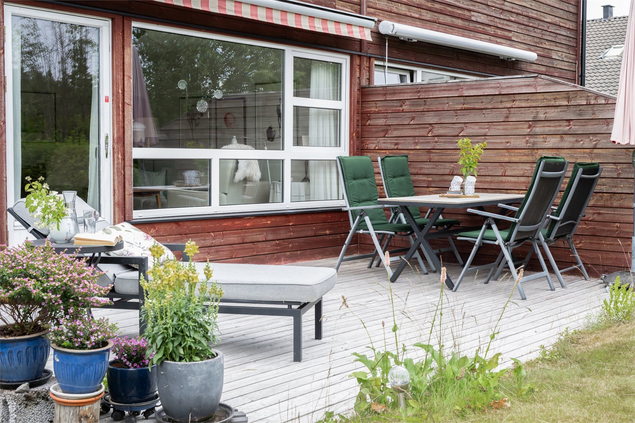 Den romslige markterrassen byr på gode solforhold og god plass til både spisegruppe og loungemøbler. Markisen sørger for behagelig skygge på de varmeste sommerdagene, slik at uteplassen kan nytes gjennom hele dagen.