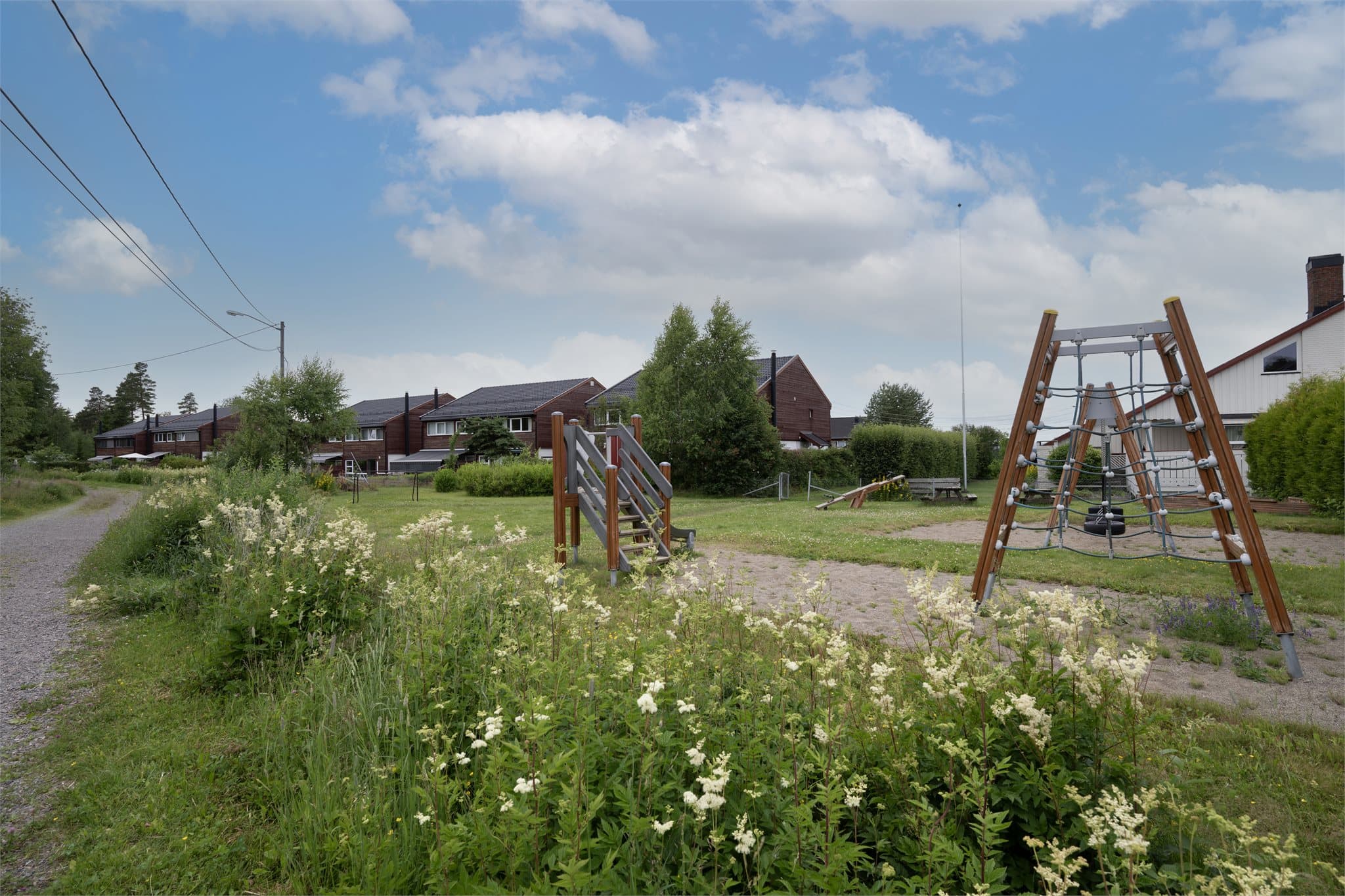 Boligen ligger i et rolig og svært barnevennlig boligområde med fine felles grøntområder og lekeplass like ved. Her kan barna leke fritt i trygge omgivelser, samtidig som nabolaget byr på lite gjennomgangstrafikk og gode møteplasser for både små og store.