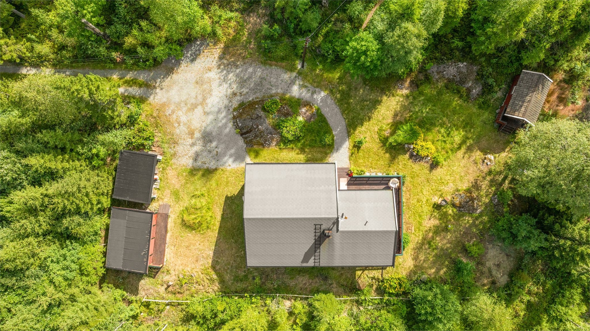 Idyllisk og fredelig tun omgitt av skog og natur