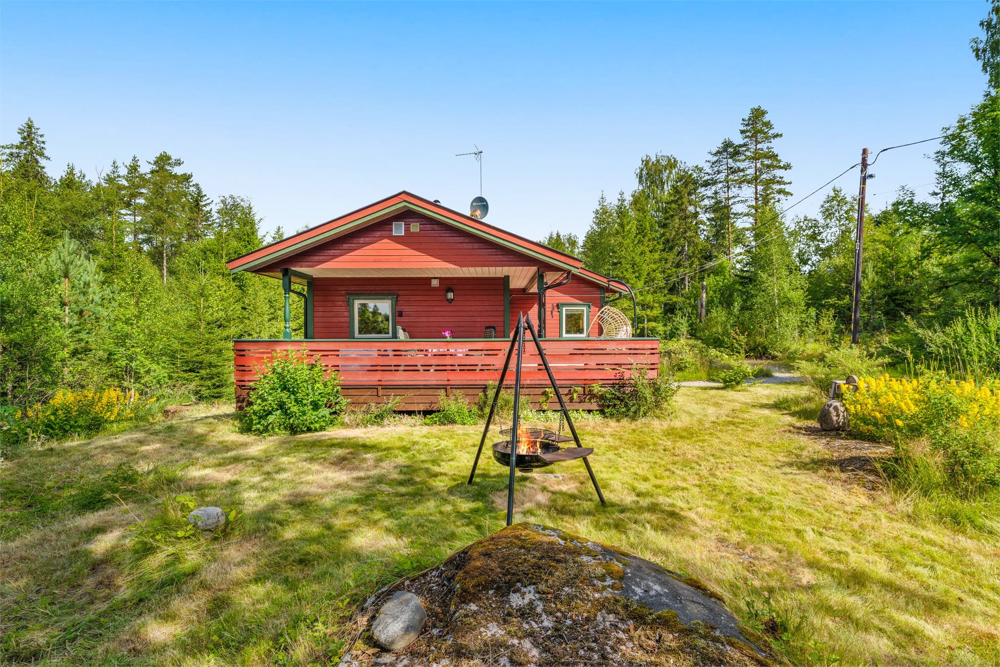 Velholdt fritidseiendom på stor og pent opparbeidet tomt