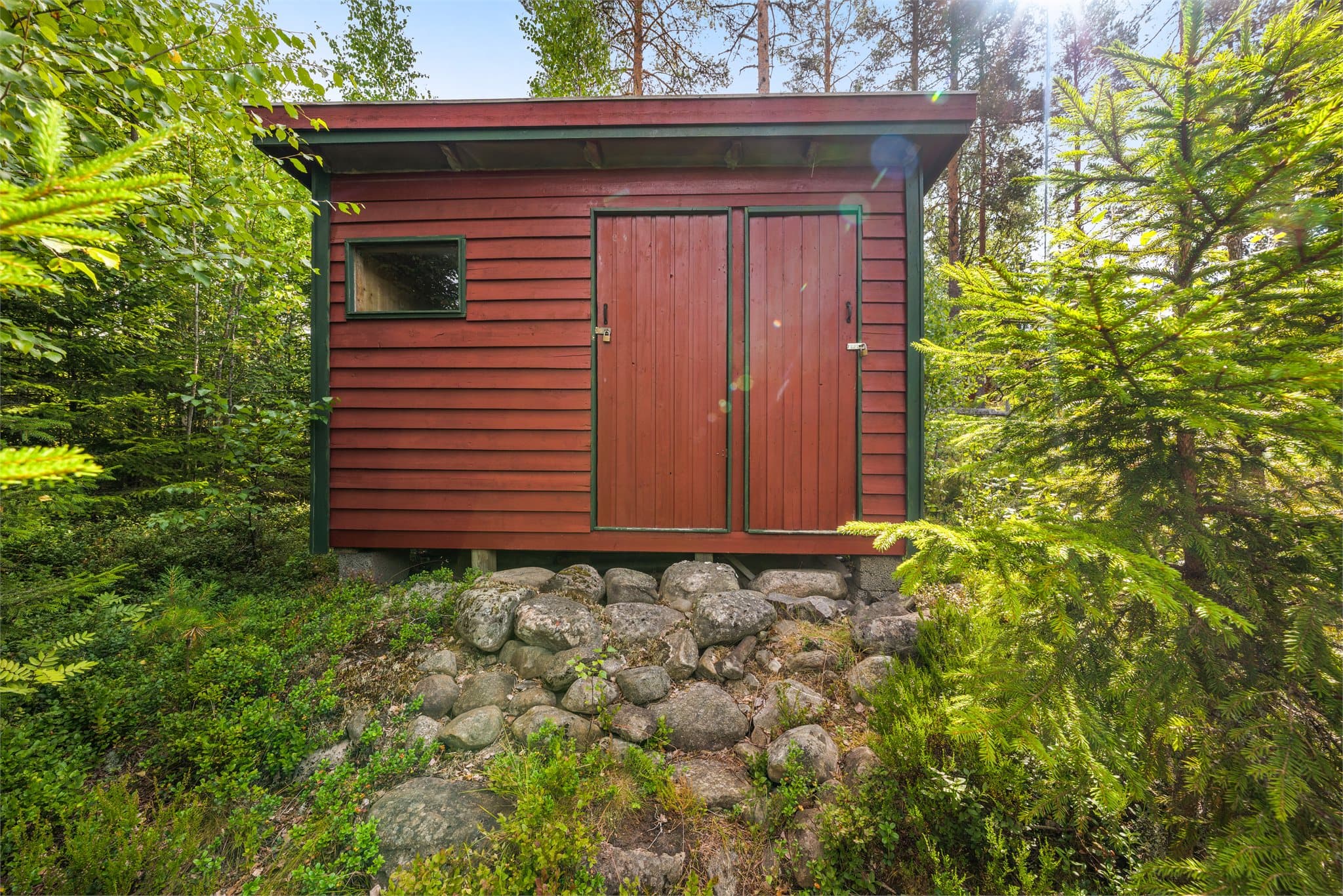 Ekstra snekkerbod på enden av tomten. Perfekt for litt alenetid om man ønsker det