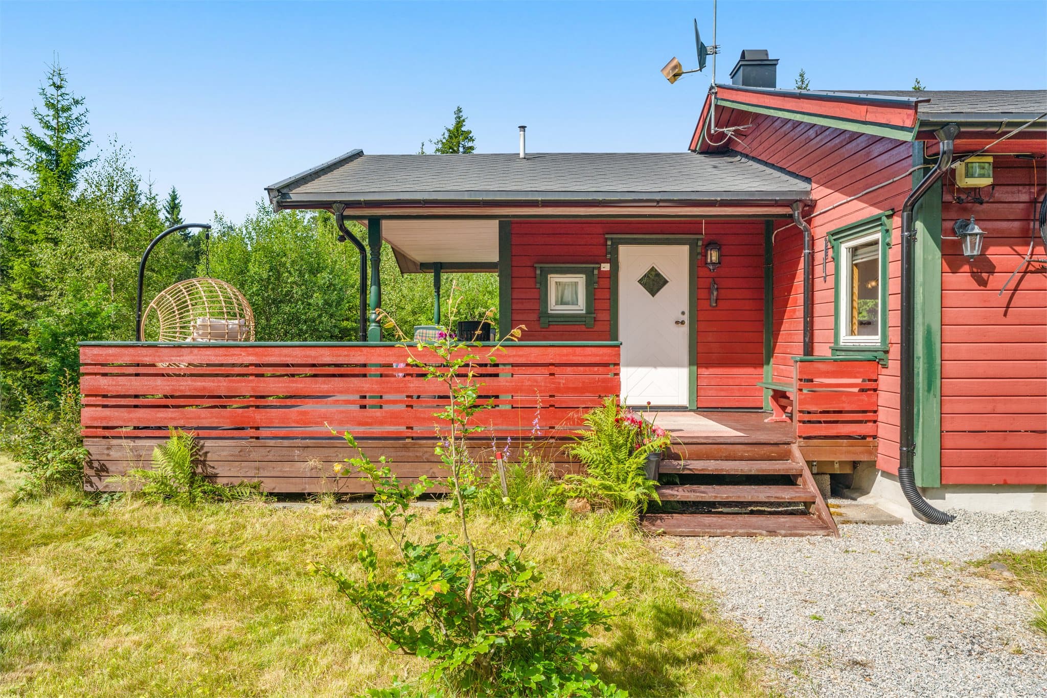Inngansparti med terrasse i forkant