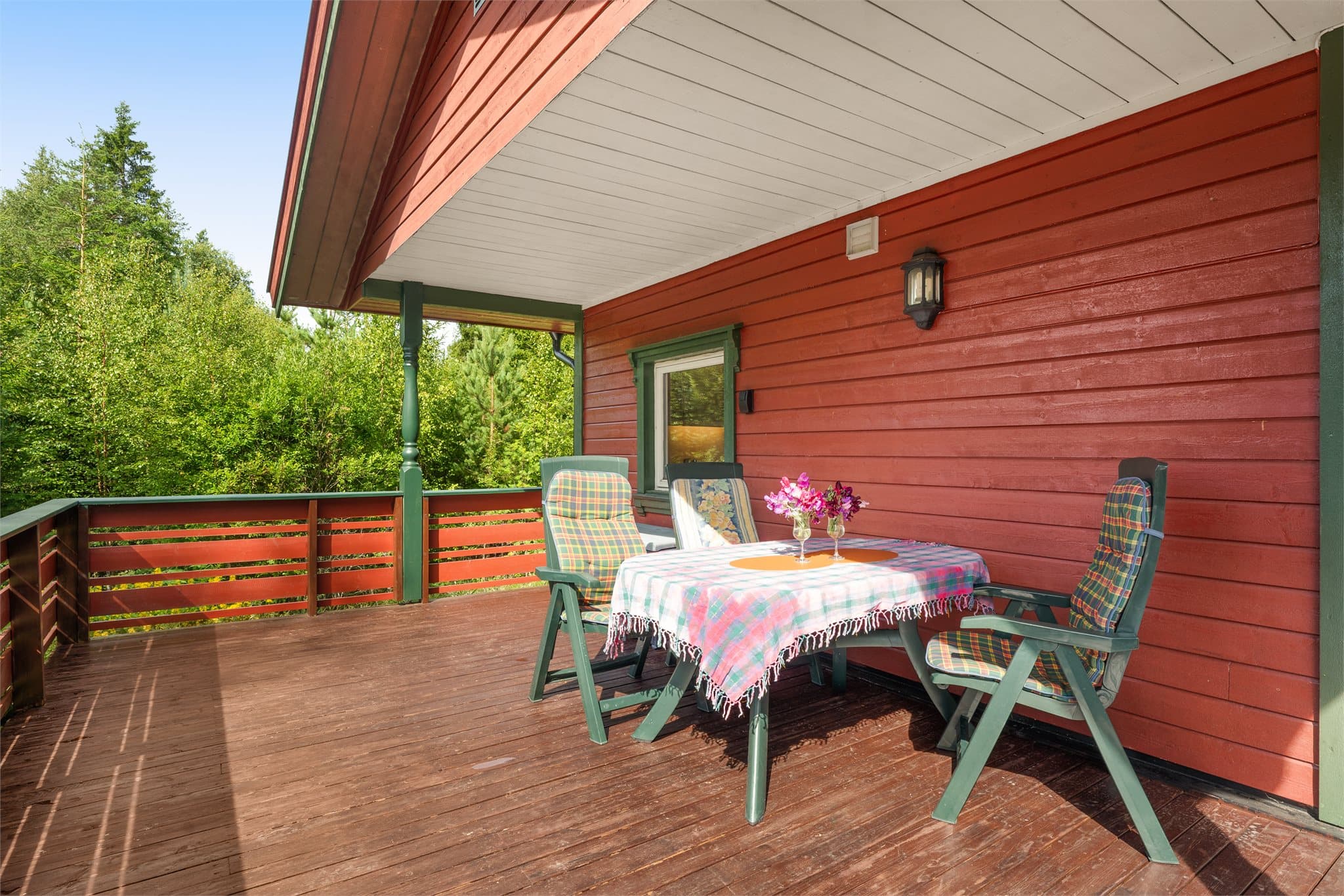Stor og hyggelig syd- / vestvendt terrasse