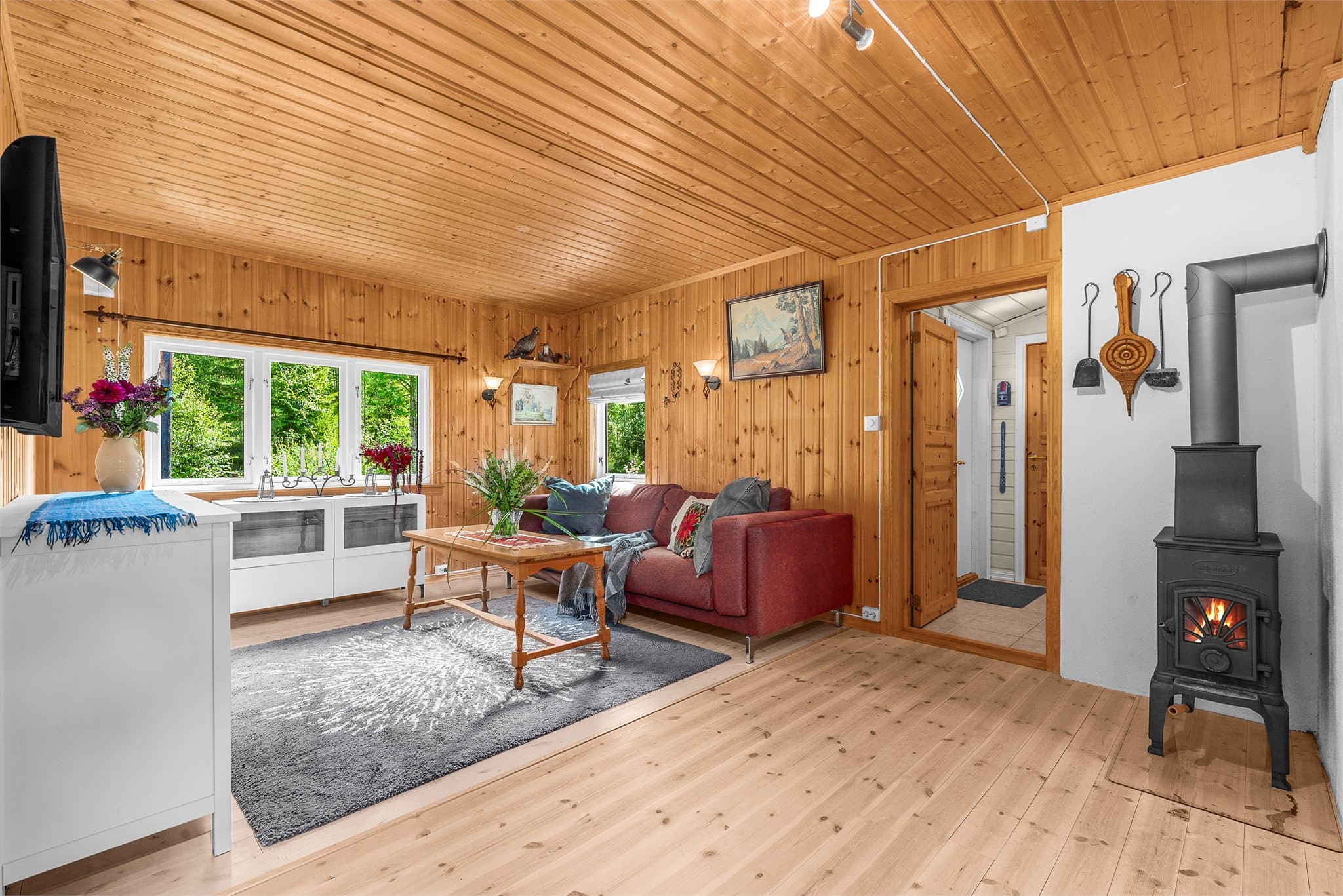 Hyggelig stue med mange vindusflater
