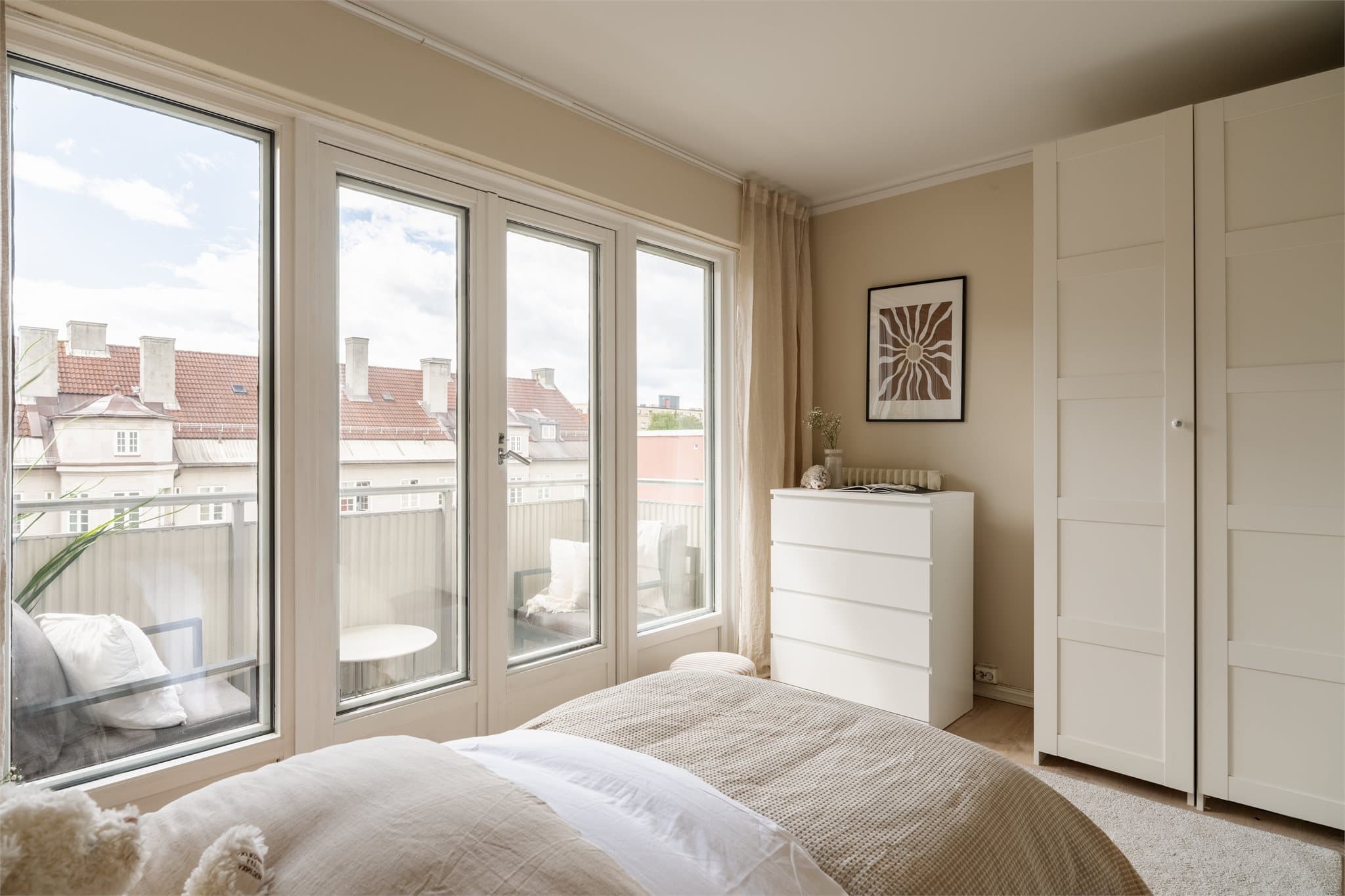 Vindu og balkongdør sørger for fine lysforhold, og herfra er det direkte utgang til boligens balkong på ca. 4 m².