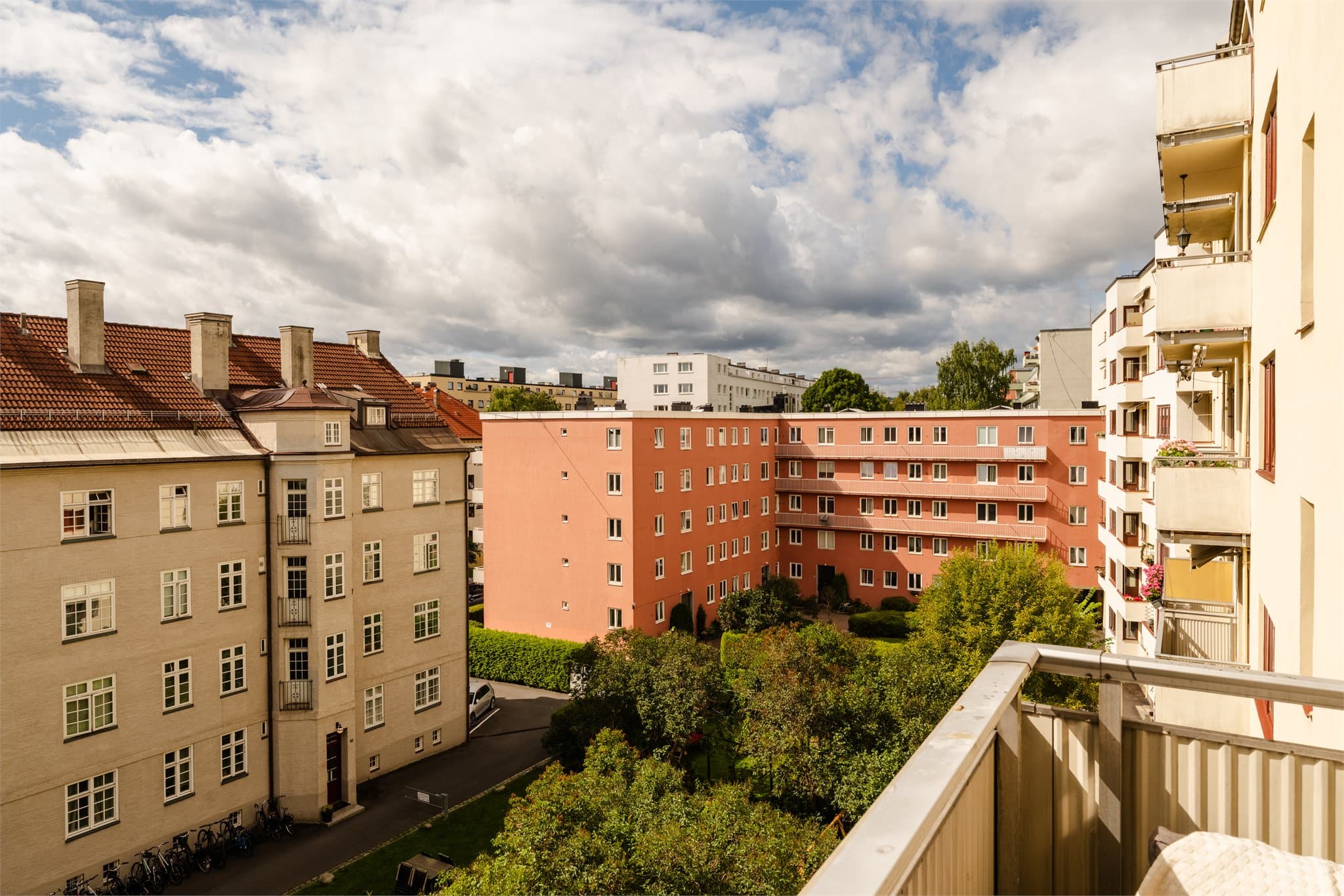 Utsikt over den rolige og grønne bakgården.