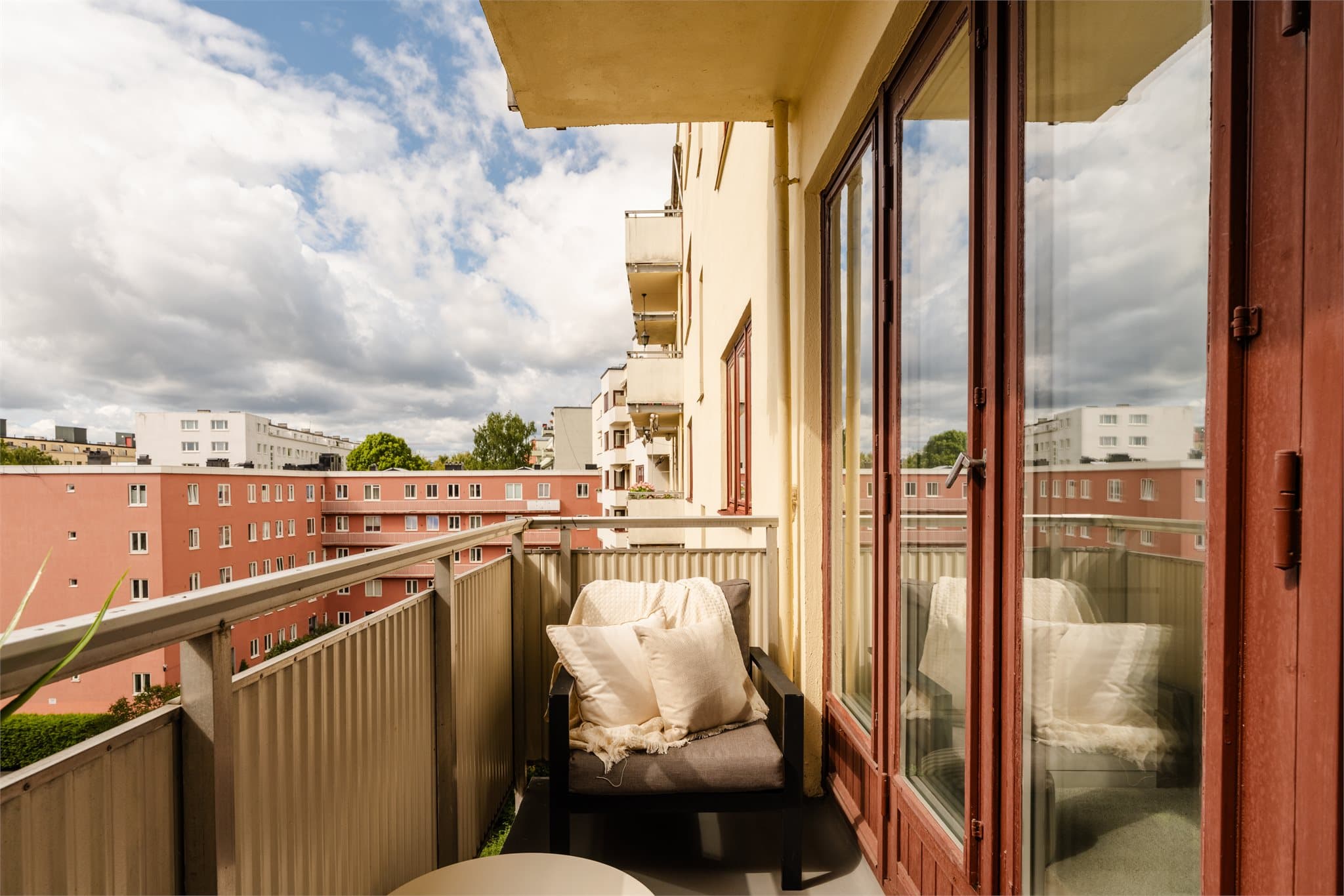 Balkongen på ca. 4 m² og har betongdekke og stålrekkverk. Her er det plass til en mindre sittegruppe med stol og bord.