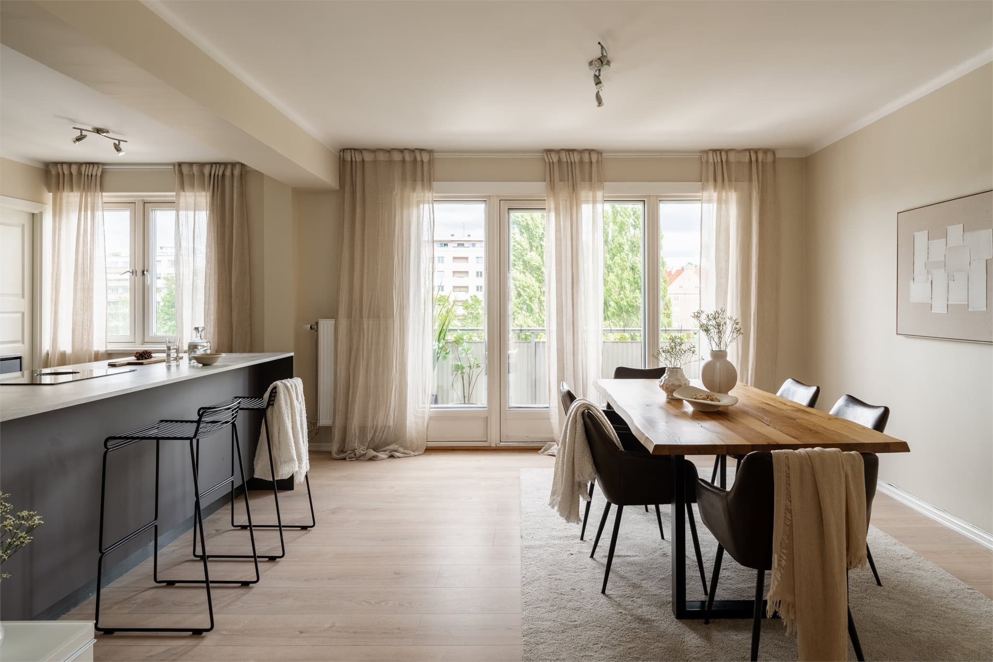 Spisestuen har god plass til langbord og er et naturlig samlingspunkt i leiligheten.