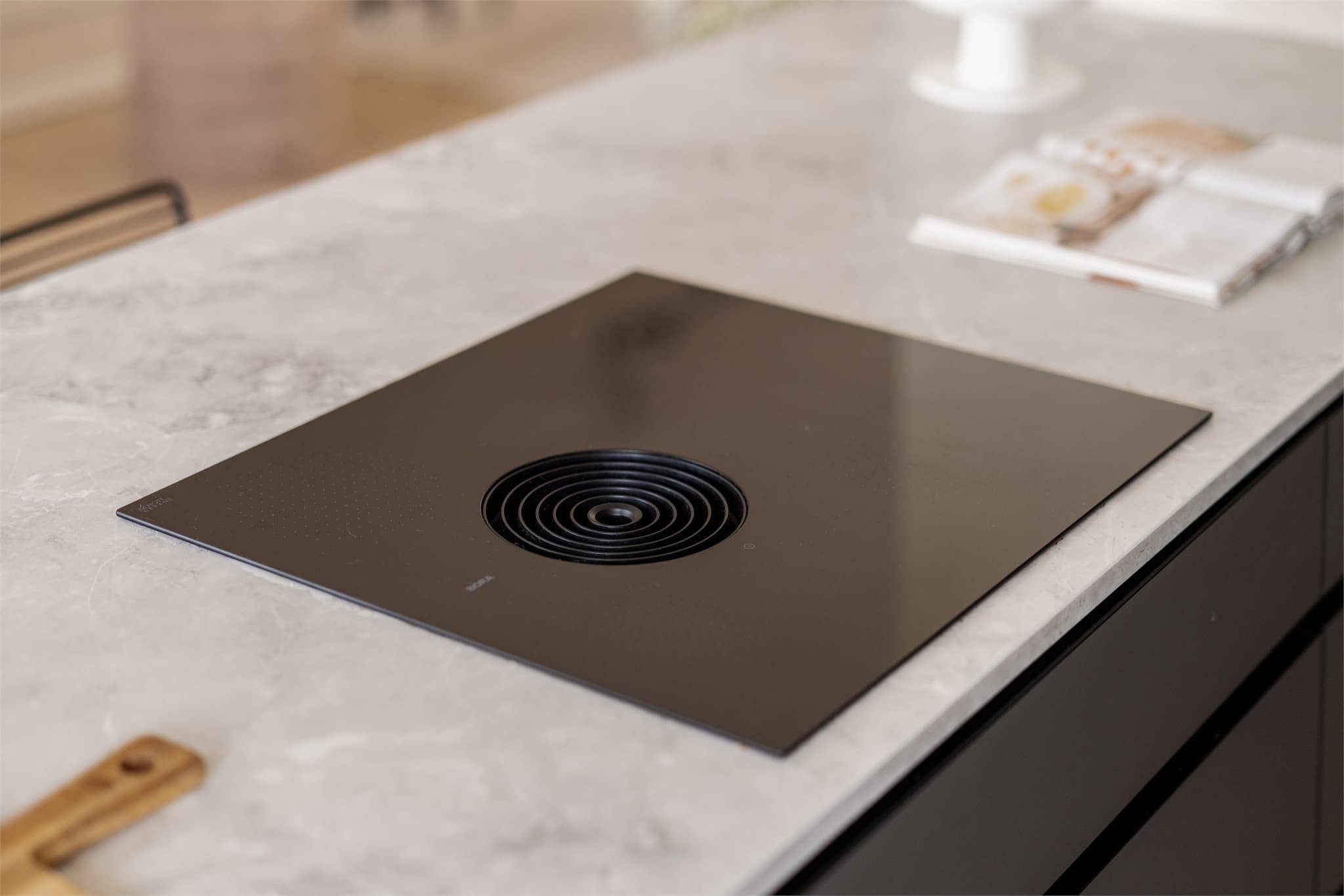 Moderne platetopp med integrert ventilator.