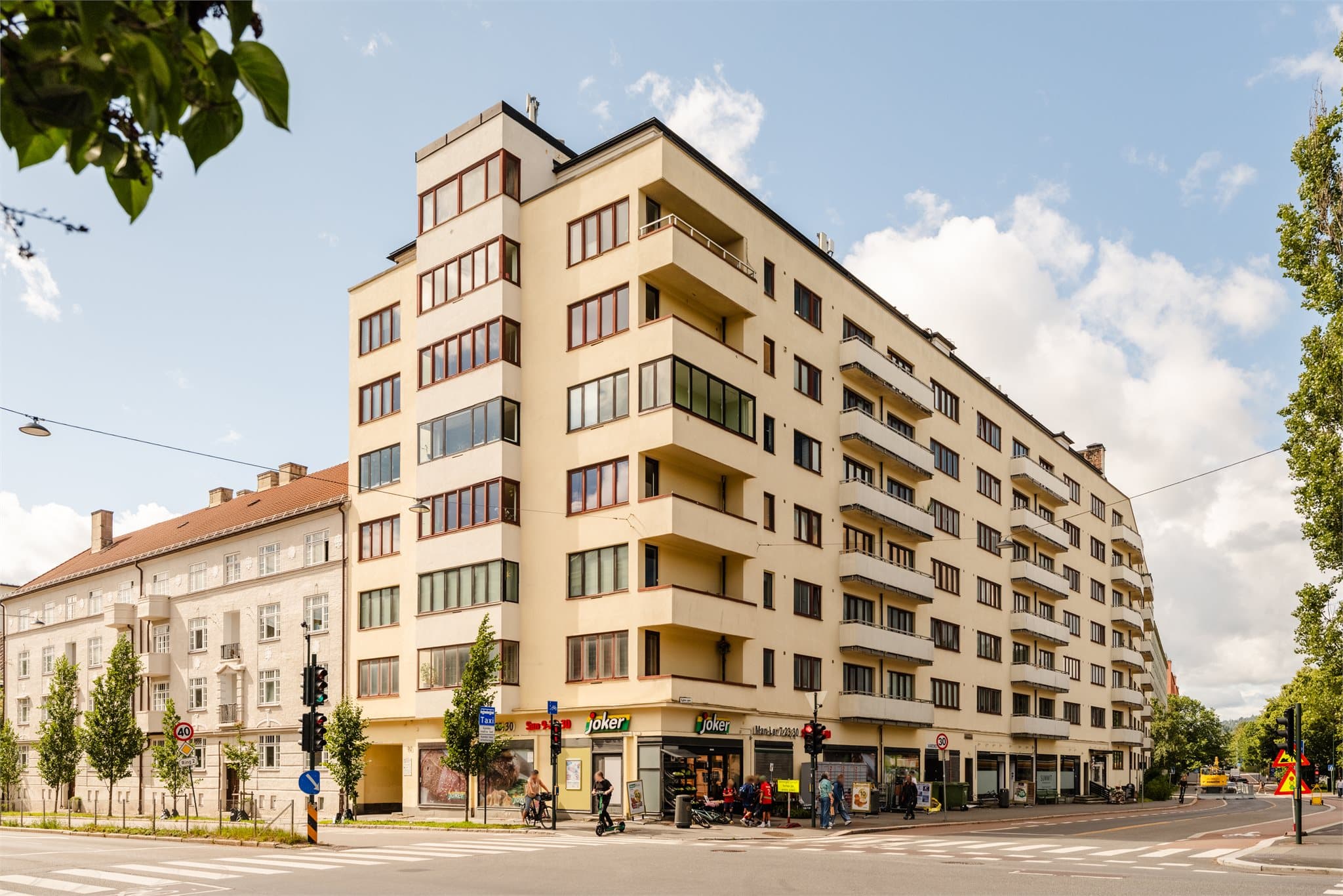 Eiendommen ligger i overgangen mellom Marienlyst og Majorstuen.