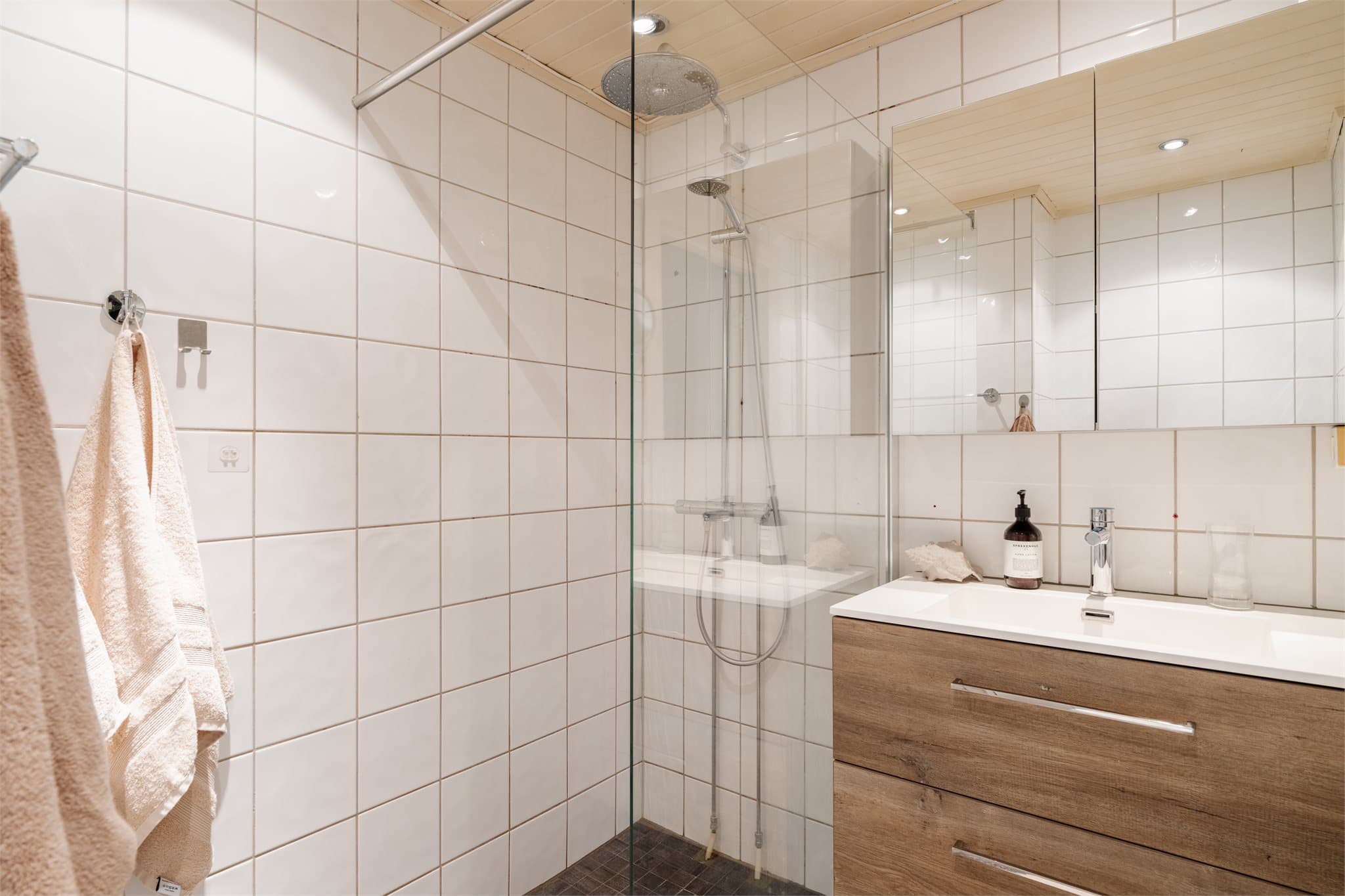 Flislagt bad med gulvvarme. I 2022 ble det lagt flis på flis på gulvet, samt montert ny innredning og dusjløsning.